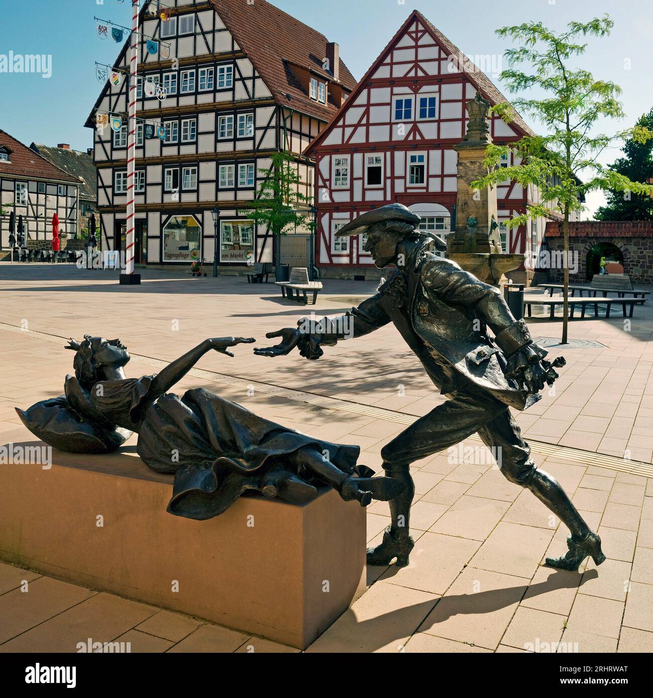 Dornröschendenkmal auf dem Marktplatz, Fachwerkhäuser im Hintergrund, Deutschland, Hessen, Hofgeismar Stockfoto