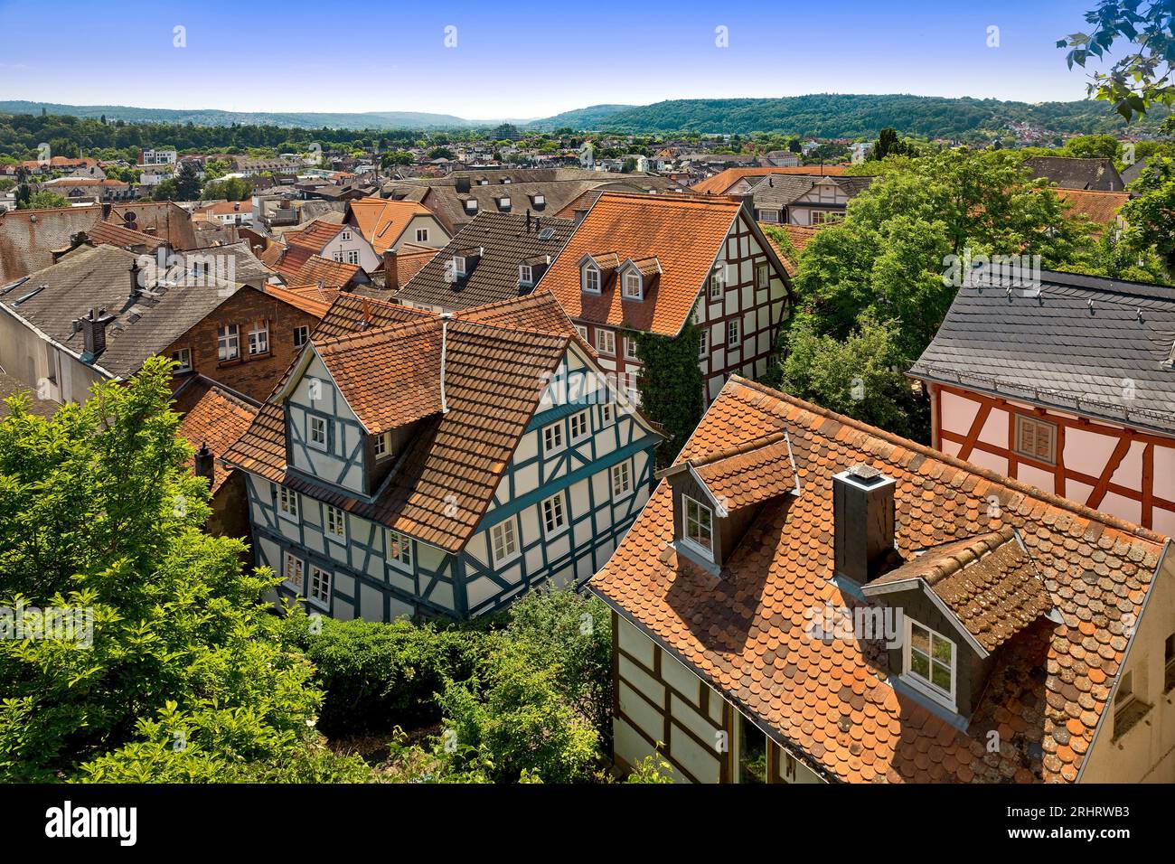 Blick über rote Dächer und Fachwerkhäuser in der Altstadt, Deutschland, Hessen, Marburg an der Lahn Stockfoto
