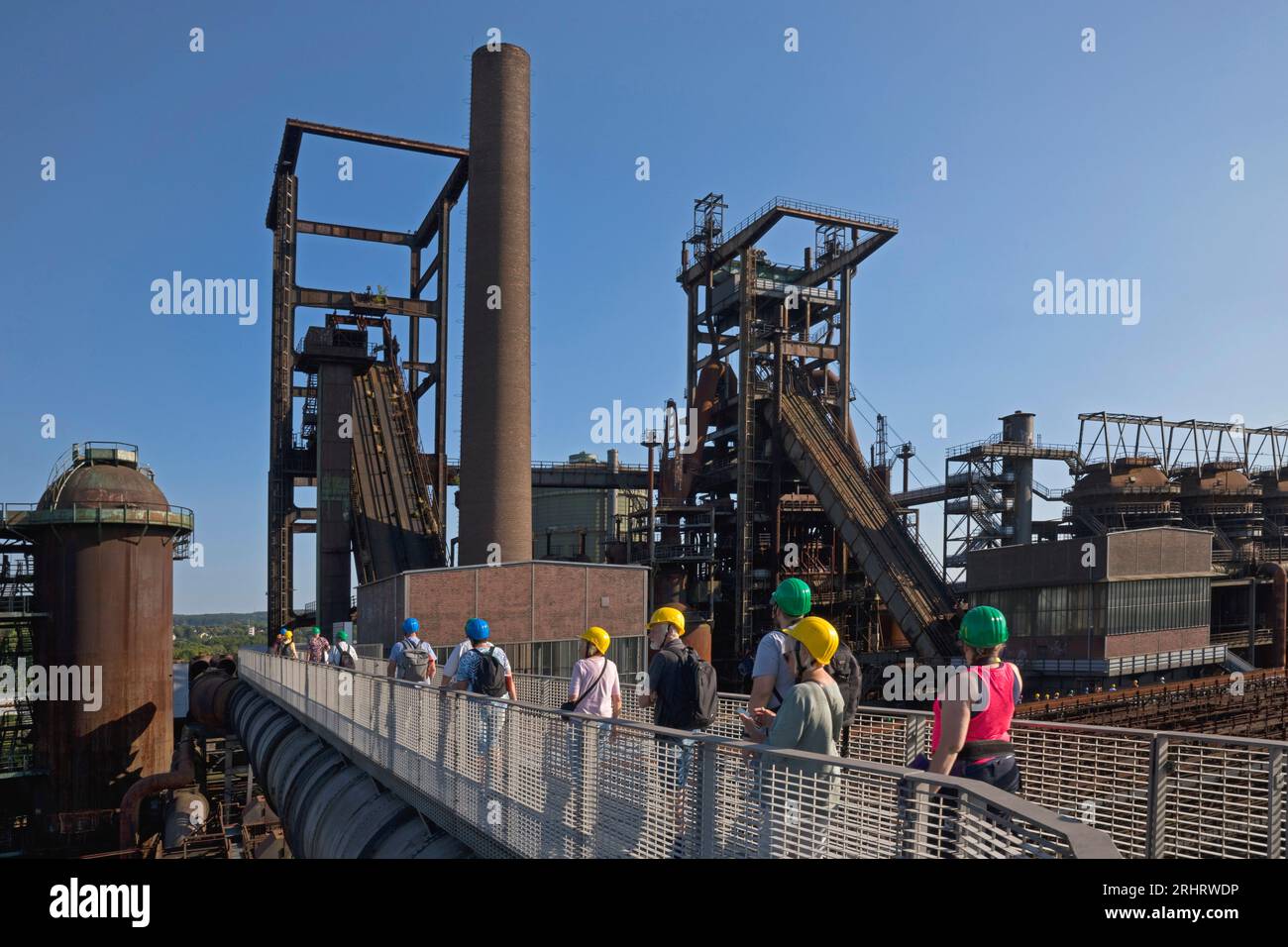 Gruppe auf dem Skywalk mit Blick auf die Hochöfen, Industriewerk Phoenix-West, Deutschland, Nordrhein-Westfalen, Ruhrgebiet, Dortmund Stockfoto