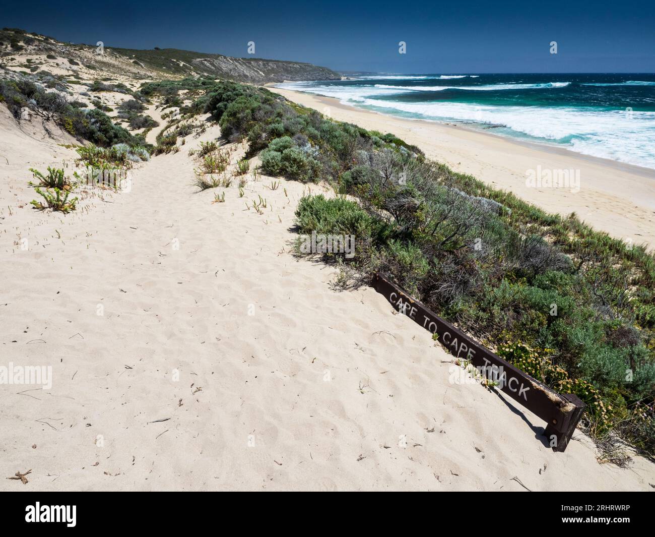 Schild von Cape to Cape Track unter Sand begraben, Gallows Beach, nördlich von Gracetown, Leeuwin-Naturaliste National Park, Western Australia Stockfoto