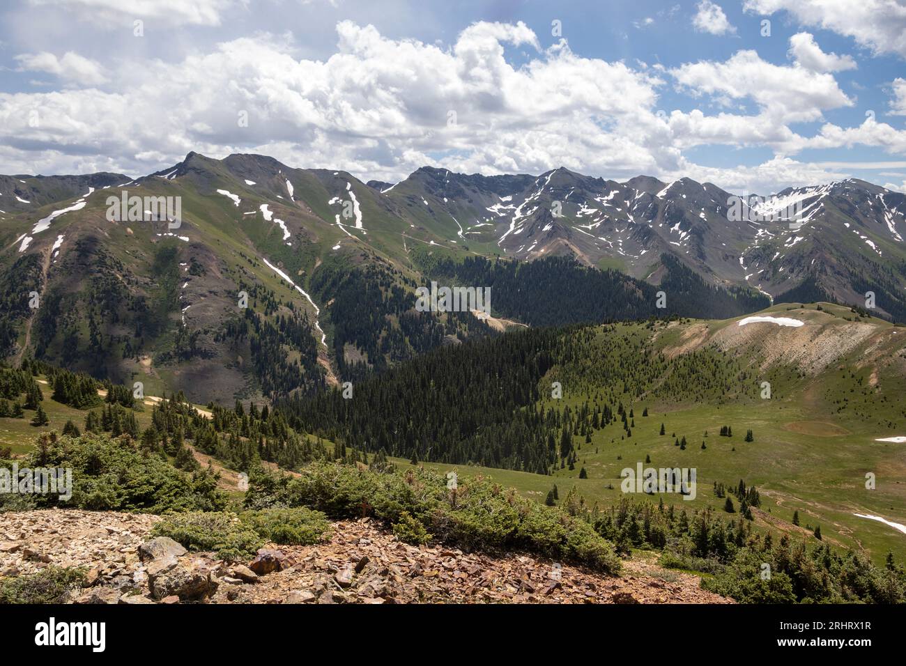 Fantastische Landschaft. Berge und Täler bieten eine unschlagbare Naturlandschaft. Sommerfarben mit etwas Schnee, der immer noch hier und da draußen gipfelt. Stockfoto