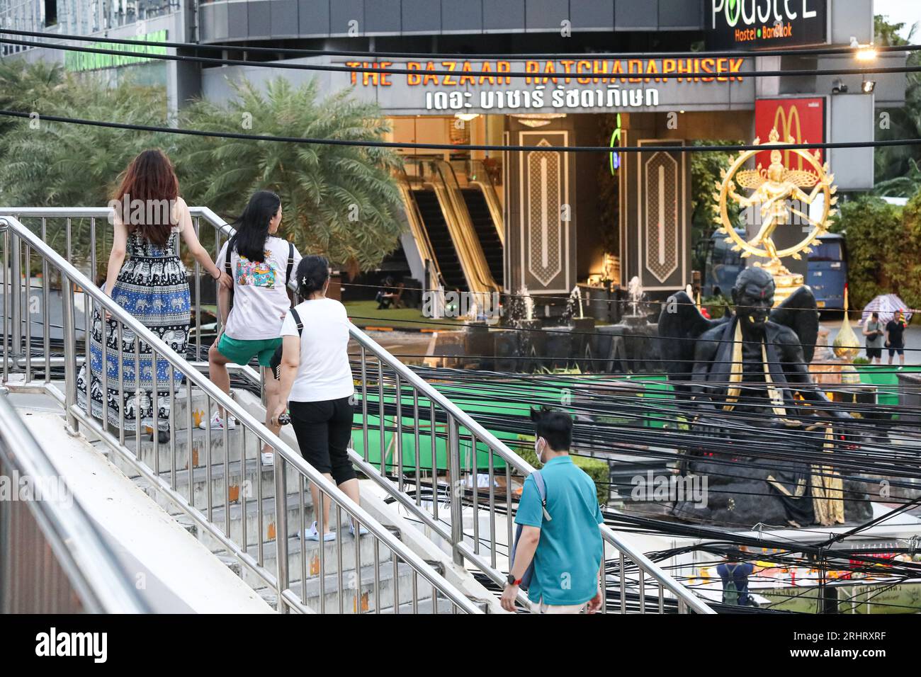 Bangkok, Thailand. August 2023. Die Skulptur Kru Kai Kaew befindet sich an der Kreuzung Ratchada-Lat Phrao. Machen Sie es zu einem Point of Interest für Menschen, die an Autos und Fußgängern vorbeifahren, indem Sie die Überführung über die Kreuzung nutzen. (Bild: © Adirach Toumlamoon/Pacific Press via ZUMA Press Wire) NUR REDAKTIONELLE VERWENDUNG! Nicht für kommerzielle ZWECKE! Stockfoto