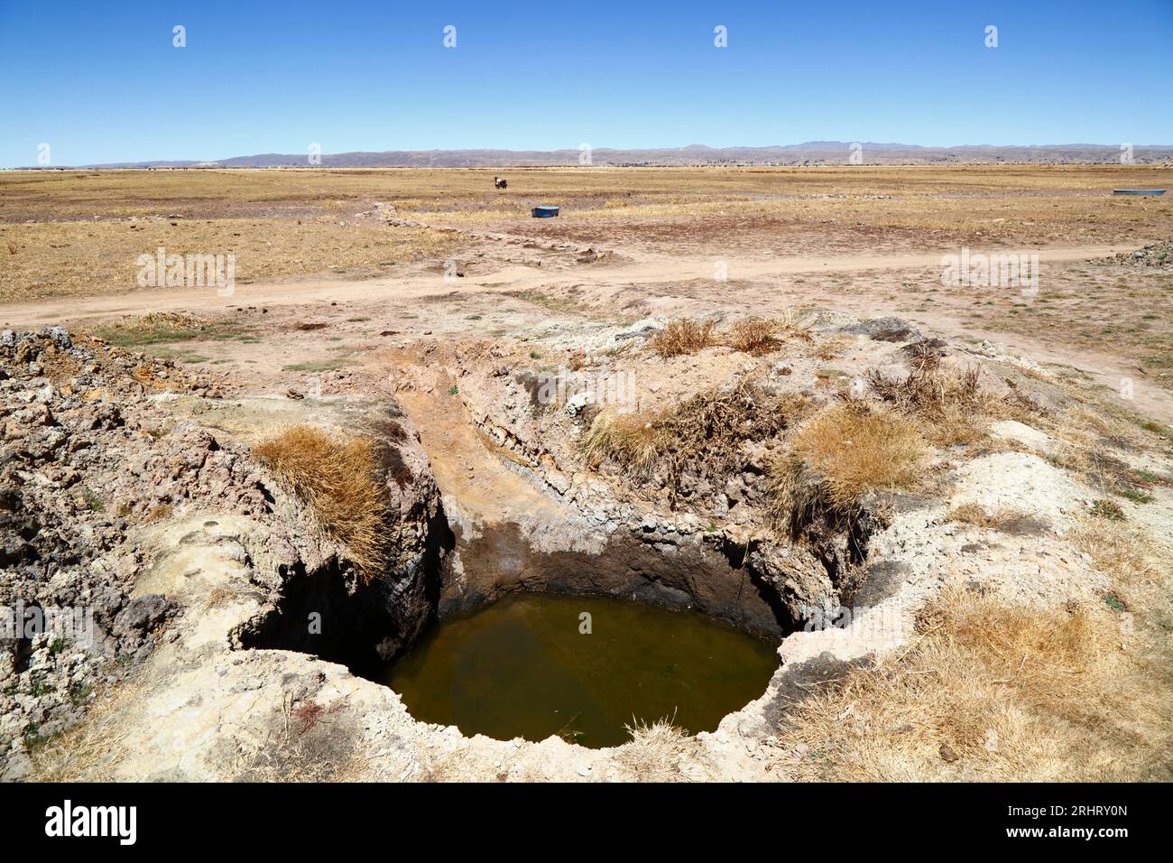 Titicacasee, BOLIVIEN; 18. August 2023: Ein provisorischer Brunnen, der von Dorfbewohnern für das Wasser für ihre Vieh am ausgetrockneten Ufer der Cohana Bay am inneren See / Huiñay Marka (dem kleineren Teil des Titicacasees) in der Nähe des Dorfes Cohana gegraben wurde. Die Wasserstände im Titicacasee nähern sich dem Rekordtief von 1996, dem niedrigsten seit der Aufnahme von Aufzeichnungen durch den bolivianischen Wetterdienst (Senhami) im Jahr 1974. Viele geben dem Klimawandel die Schuld; die letzten Jahre waren trockener als normal, und El Niño verstärkt sich derzeit im Pazifischen Ozean vor Südamerika. Stockfoto