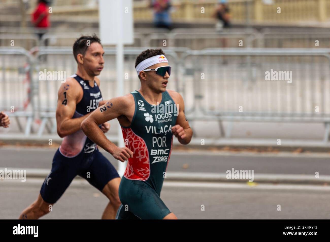 Der portugiesische Athlet Vasco Vilaca sah beim individuellen Testrennen der Männer laufen. Ein Jahr vor Beginn der Olympischen Spiele führt die Organisation Paris 2024 zwischen dem 17. Und 20. August vier Triathlon-Testveranstaltungen durch, um verschiedene Sportgeräte zu testen. Im Einzelkampf der Männer gewann der Brite Alex Yee. Der Portugiese Vasco Vilaca wurde Zweiter, gefolgt von dem Franzosen Dorian Coninx. Stockfoto