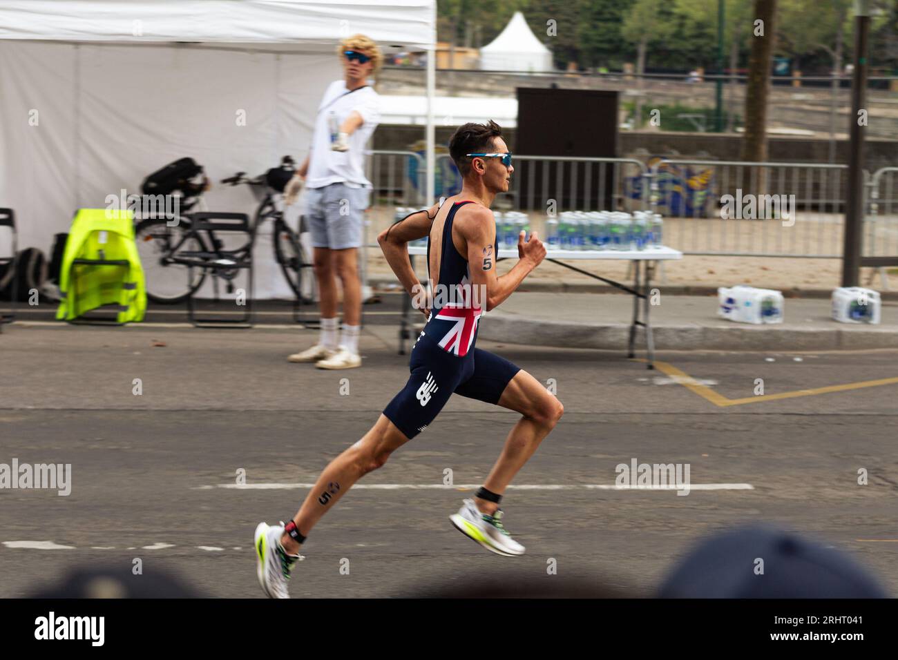 Paris, Frankreich. August 2023. Der britische Athlet Alex Yee sah beim Triathlon-Test laufen. Ein Jahr vor Beginn der Olympischen Spiele führt die Organisation Paris 2024 zwischen dem 17. Und 20. August vier Triathlon-Testveranstaltungen durch, um verschiedene Sportgeräte zu testen. Im Einzelkampf der Männer gewann der Brite Alex Yee. Der Portugiese Vasco Vilaca wurde Zweiter, gefolgt von dem Franzosen Dorian Coninx. (Foto: Telmo Pinto/SOPA Images/SIPA USA) Credit: SIPA USA/Alamy Live News Stockfoto