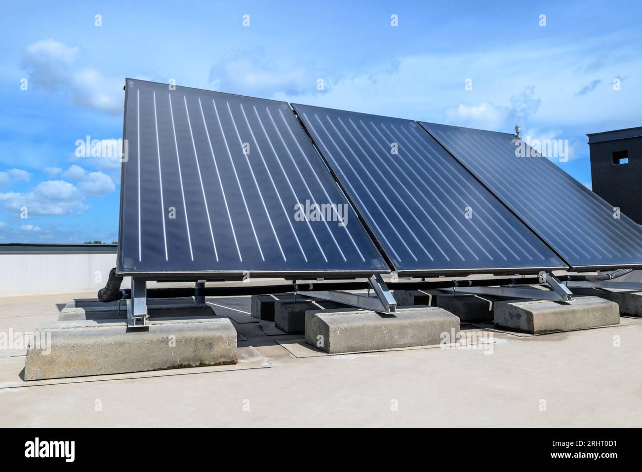 Wärmepumpe und Sonnenkollektor auf dem Dach Stockfoto