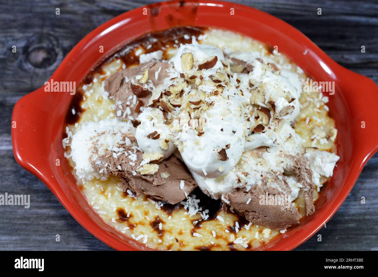 Gebackener Reispudding, Reis, Maismehl, Zucker, Milch mit Schlagsahne, Eis, Vanille und Schokolade, Kokosraspeln, Haselnüsse, genannt Riz Stockfoto