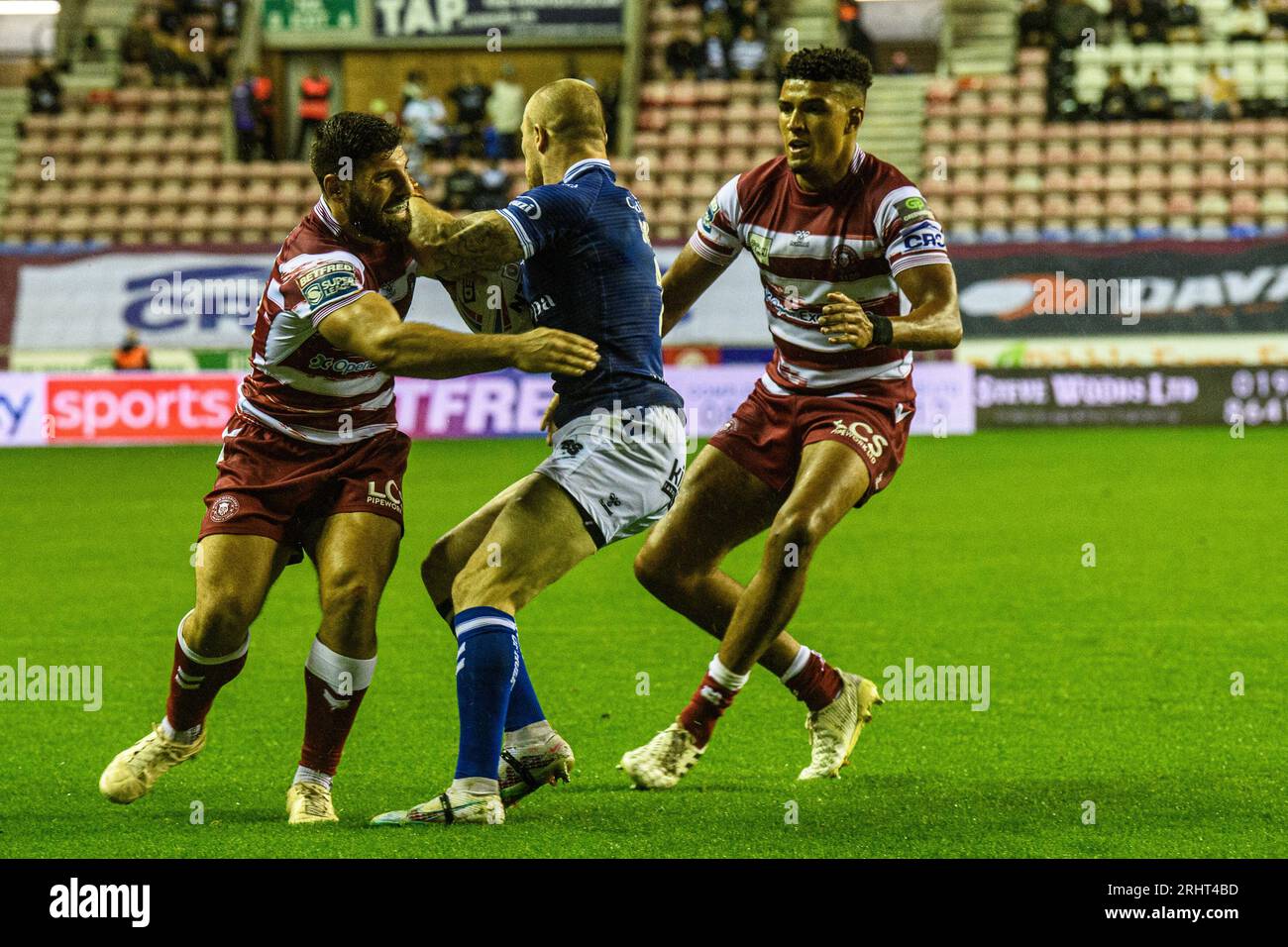 Adam Swift vom Hull FC wird am Freitag, den 18. August 2023, von den Warriors Abbas Miski und Junior Nsemba während des Spiels der Betfred Super League zwischen den Wigan Warriors und dem Hull Football Club im DW Stadium in Wigan angegriffen. (Foto: Ian Charles | MI News) Credit: MI News & Sport /Alamy Live News Stockfoto