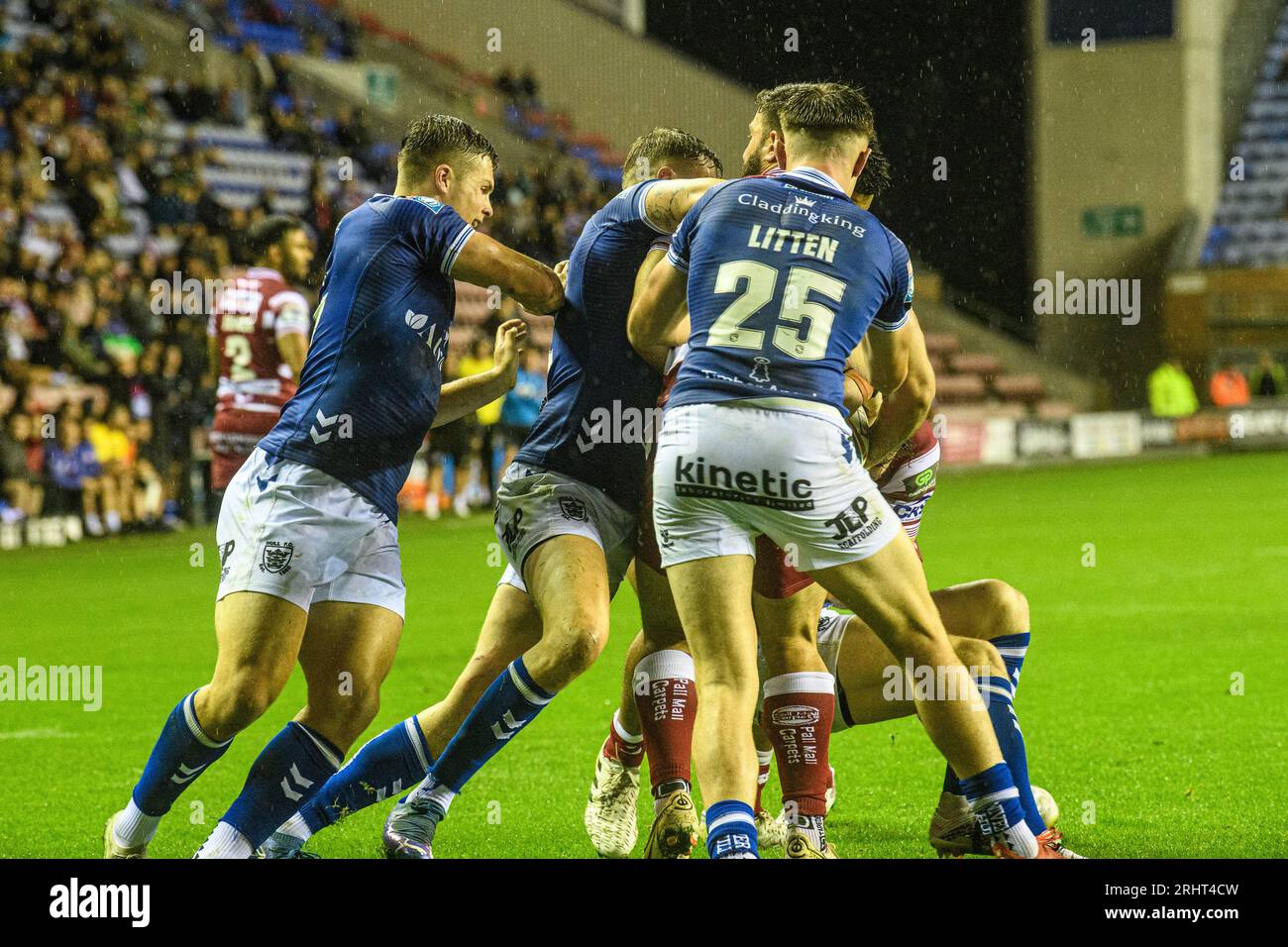 Die Spieler des Hull FC versuchen zu verhindern, dass ihr Teamkollege Adam Swift während des Spiels der Betfred Super League zwischen Wigan Warriors und dem Hull Football Club im DW Stadium, Wigan am Freitag, den 18. August 2023, von Abbas Miski und Junior Nsemba zurück in die Touchline gezogen wird. (Foto: Ian Charles | MI News) Credit: MI News & Sport /Alamy Live News Stockfoto