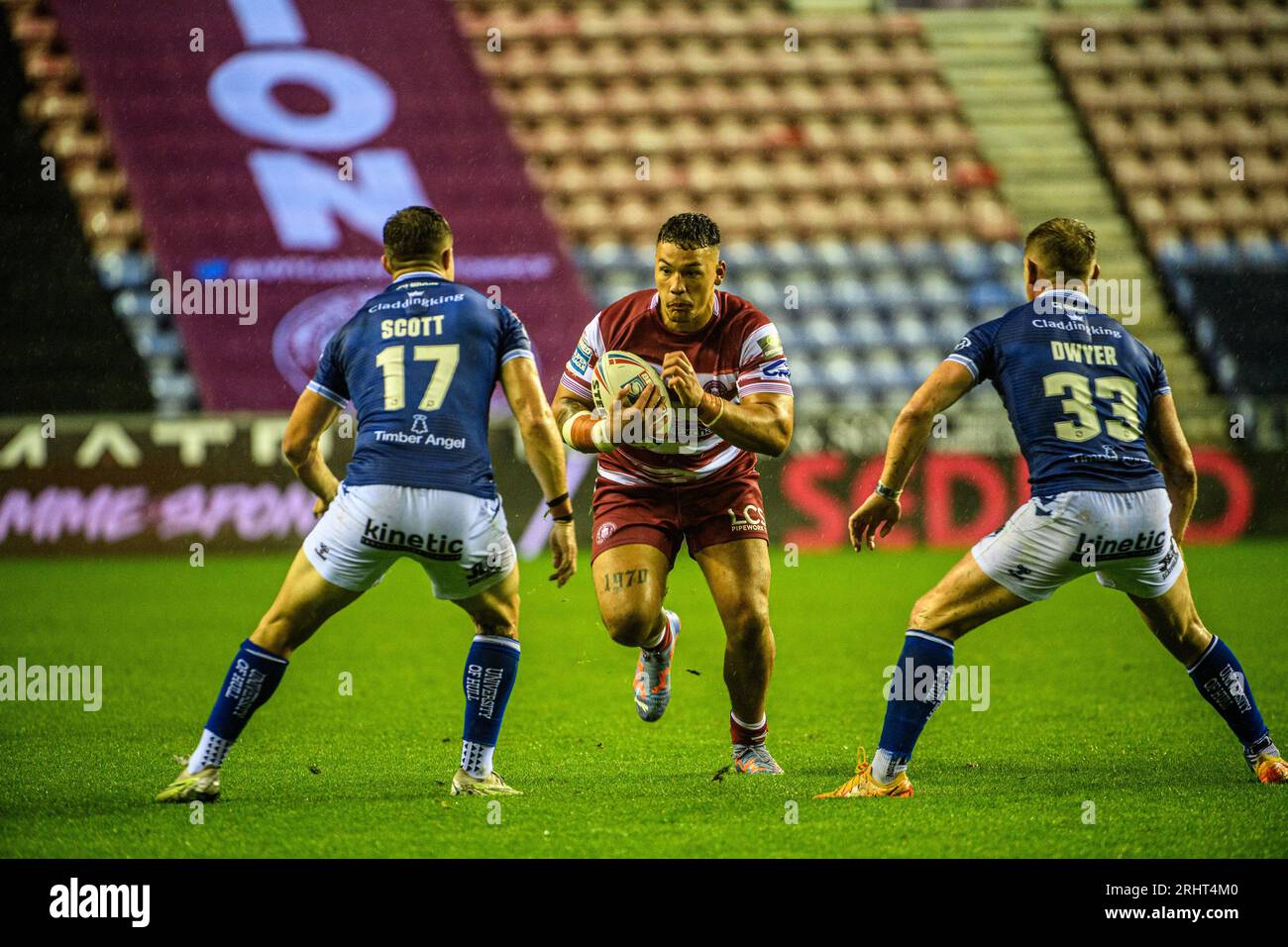 Warriors' Jai Field versucht am Freitag, den 18. August 2023, während des Spiels der Betfred Super League zwischen Wigan Warriors und dem Hull Football Club im DW Stadium in Wigan einen Durchlauf. (Foto: Ian Charles | MI News) Credit: MI News & Sport /Alamy Live News Stockfoto