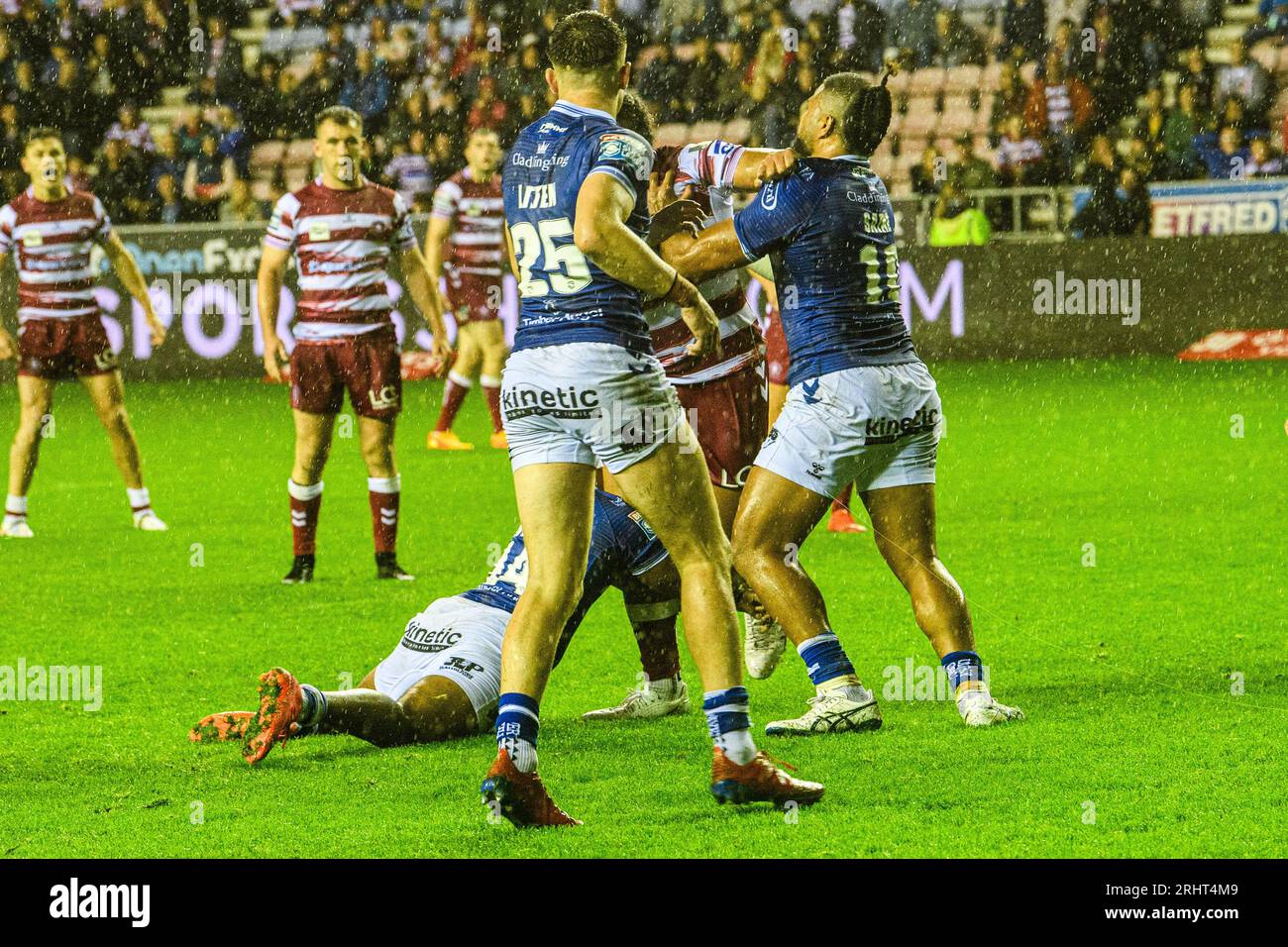 Während der Verlängerung versucht Warriors' Junior Nsemba während des Spiels der Betfred Super League zwischen Wigan Warriors und dem Hull Football Club im DW Stadium, Wigan am Freitag, den 18. August 2023, einen Sprung durch die Hull Defense. (Foto: Ian Charles | MI News) Credit: MI News & Sport /Alamy Live News Stockfoto