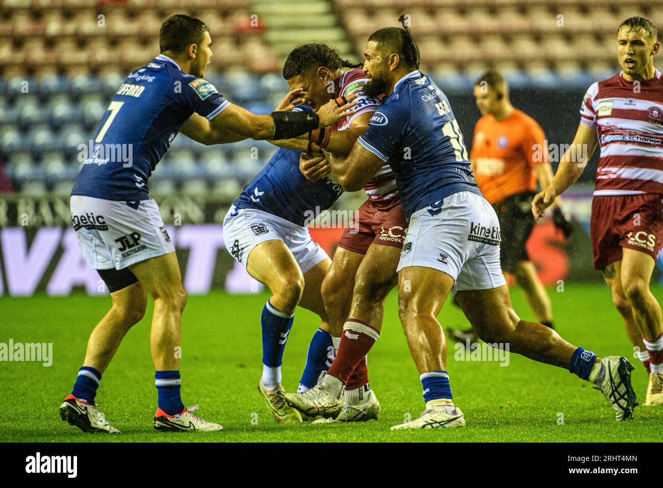 Warriors' Patrick Mago wird am Freitag, den 18. August 2023, von Chris Satae vom FC Hull während des Spiels der Betfred Super League zwischen Wigan Warriors und Hull Football Club im DW Stadium in Wigan angegriffen. (Foto: Ian Charles | MI News) Credit: MI News & Sport /Alamy Live News Stockfoto