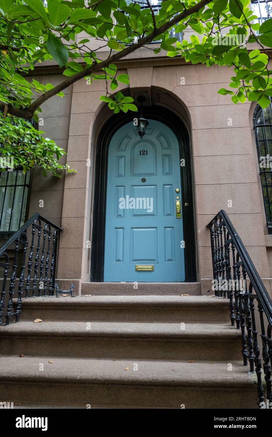 Ein gepflegter Brownstone in Murray Hill ist mit einer blauen Tür versehen, New York City, USA 2023 Stockfoto