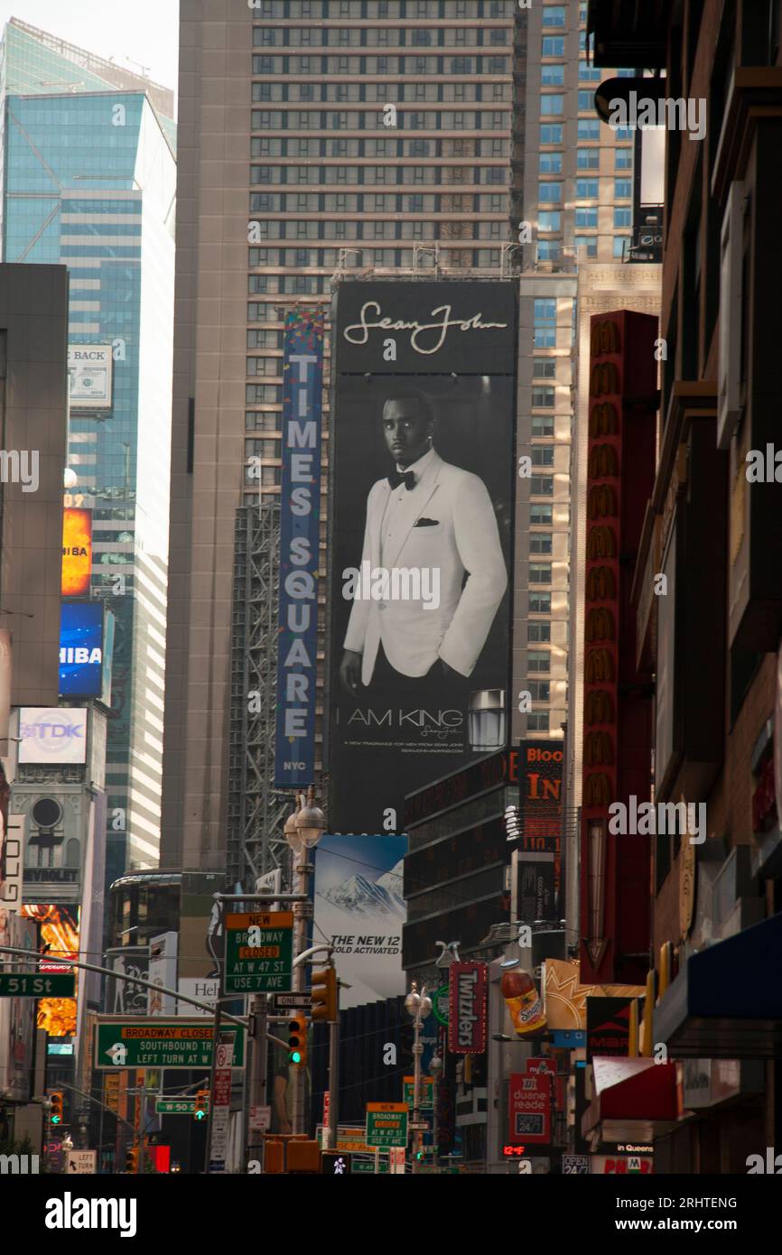 Werbetafeln auf dem Times Square mit Sean P Diddy, Puffy Combs Werbung in New York City 2009 Stockfoto