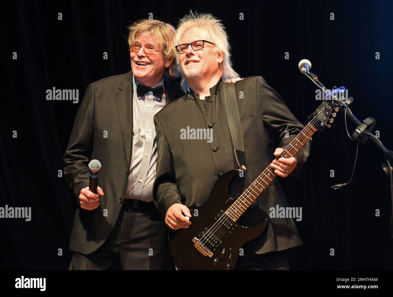 Hiawassee, GA, USA. August 2023. Kevin Lingard, Peter Noone auf der Bühne für Peter Noone in Concert at Georgia Mountain Fairgrounds, Anderson Music Hall, Hiawassee, GA 18. August 2023. Quelle: Derek Storm/Everett Collection/Alamy Live News Stockfoto