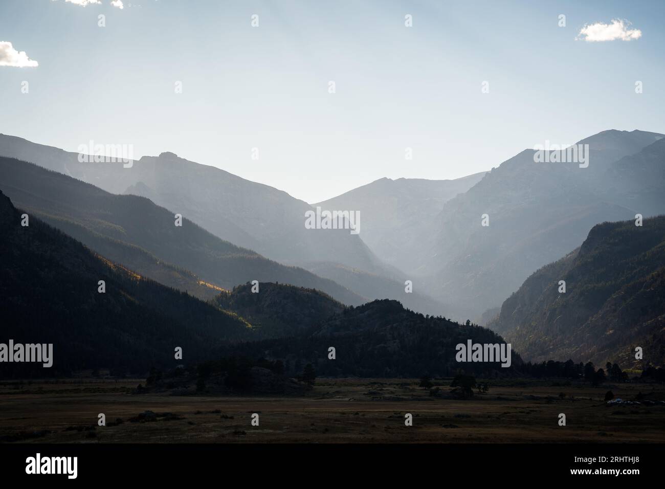 Berglandschaft am Morgen in den felsigen Bergen Stockfoto