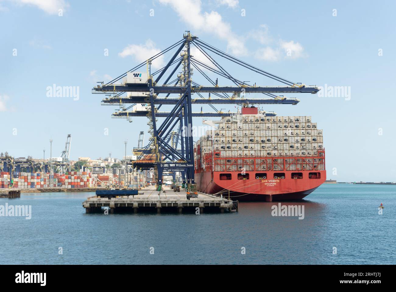 Salvador, Bahia, Brasilien - 11. September 2022 großes Schiff beladen mit Container im Hafen von Salvador, Bahia, Brasilien Stockfoto