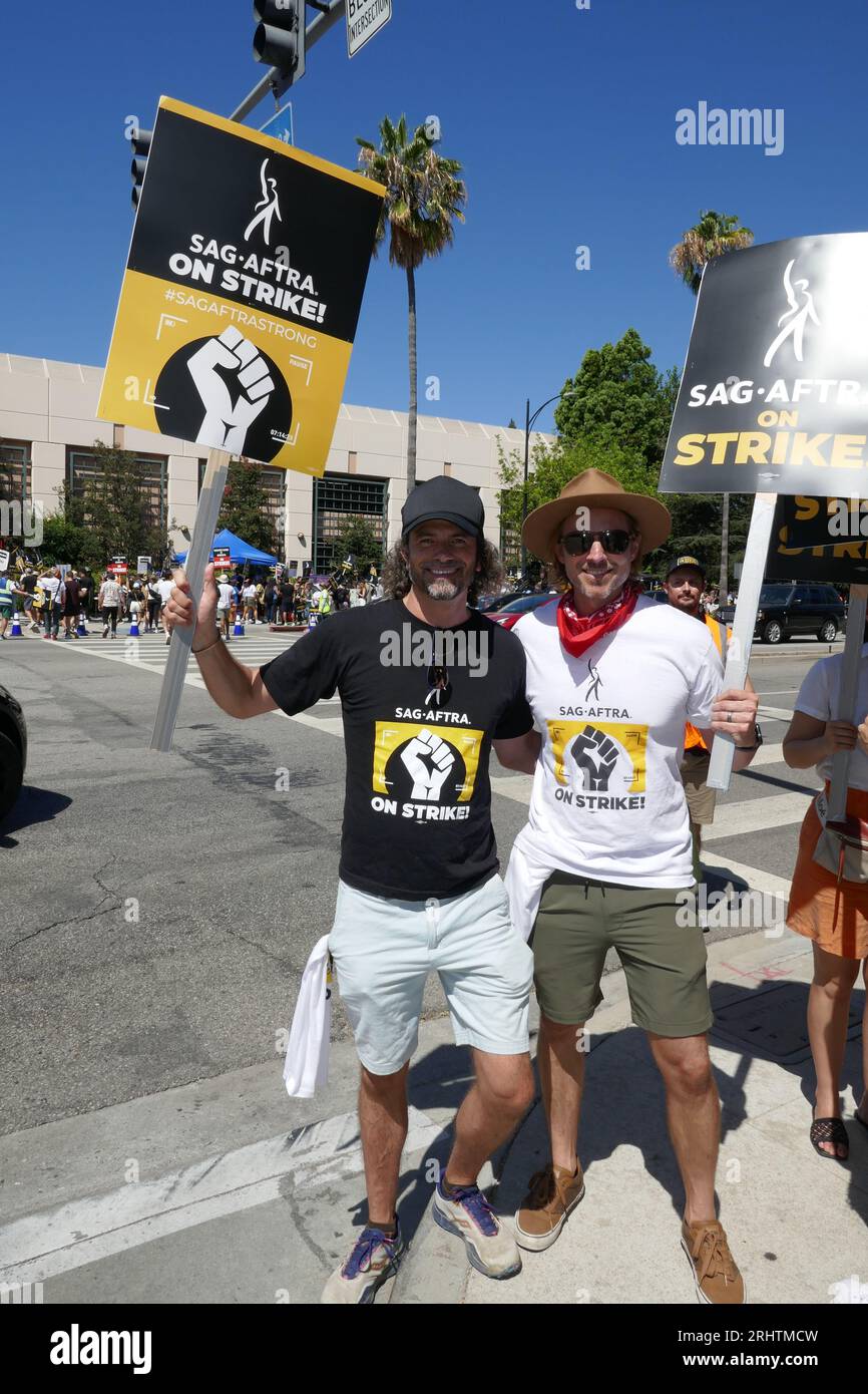 Burbank, Kalifornien, USA 18. August 2023 Schauspieler Danny Pino und Schauspieler Jeff Berg bei Warner Bros Studios während sag-AFTRA WGA Strike als Schauspieler/Autoren bei Warner Bros Studios am 18. August 2023 in Burbank, Kalifornien, USA. Foto von Barry King/Alamy Live News Stockfoto