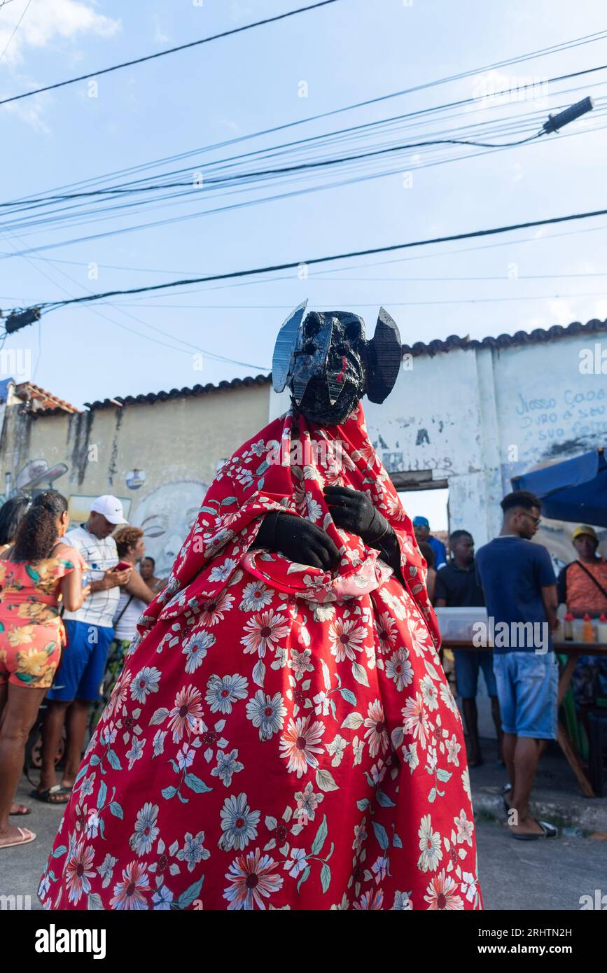 Santo Amaro, Bahia, Brasilien - 23. Juli 2023: Mitglieder des Kulturveranstalters Caretas de Acupe werden während einer Aufführung in den Straßen des Distrikts gesehen Stockfoto
