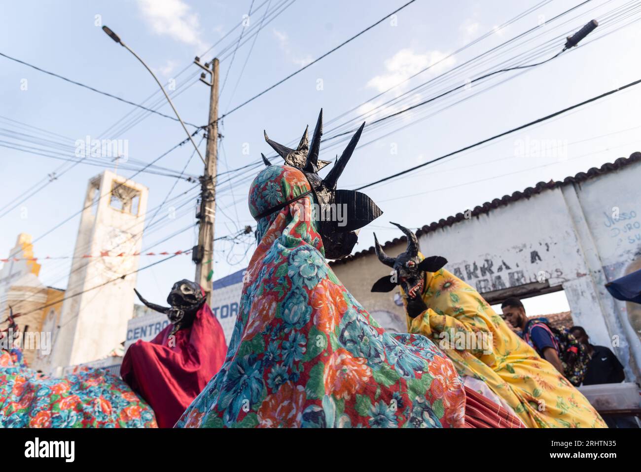 Santo Amaro, Bahia, Brasilien - 23. Juli 2023: Die Kulturgruppe Caretas de Acupe tritt in Kostümen durch die Straßen des Viertels auf. Santo Amaro, Bahi Stockfoto