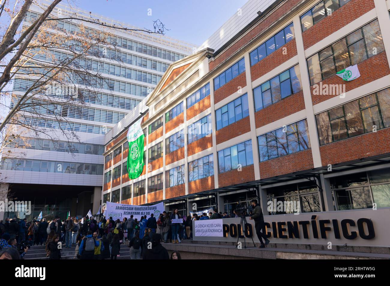 Arbeitnehmer und Forscher des Nationalen Rates für wissenschaftliche und technische Forschung (CONICET, spanisches Akronym) haben heute Nachmittag eine Demonstration zur Verteidigung der argentinischen Wissenschaft und Technologie abgehalten, nachdem der Präsidentschaftskandidat für Libertad Avanza, Javier Milei, Privatisierung dieser Organisation und Schließung des Ministeriums für Wissenschaft, Technologie und Innovation. In Buenos Aires, Argentinien am 18. August 2023. CONICET ist ein autonomes Gremium, das vom Ministerium für Wissenschaft, Technologie und Innovation der Nation abhängt und das Hauptorgan für Wissenschaft und Technologie ist Stockfoto