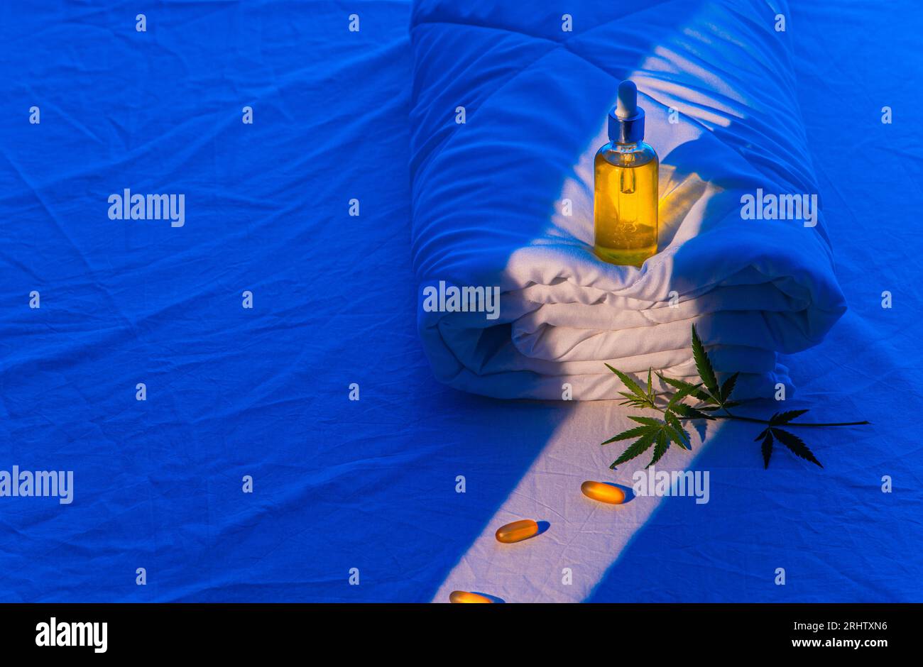 CBD-Öltinktur, Marihuana-Zweig auf Decke Podium im Mondlicht zur Verbesserung der Qualität natürliche alternative Medizin für Schlaflosigkeit und Cannabis-basierte Ruhe Stockfoto