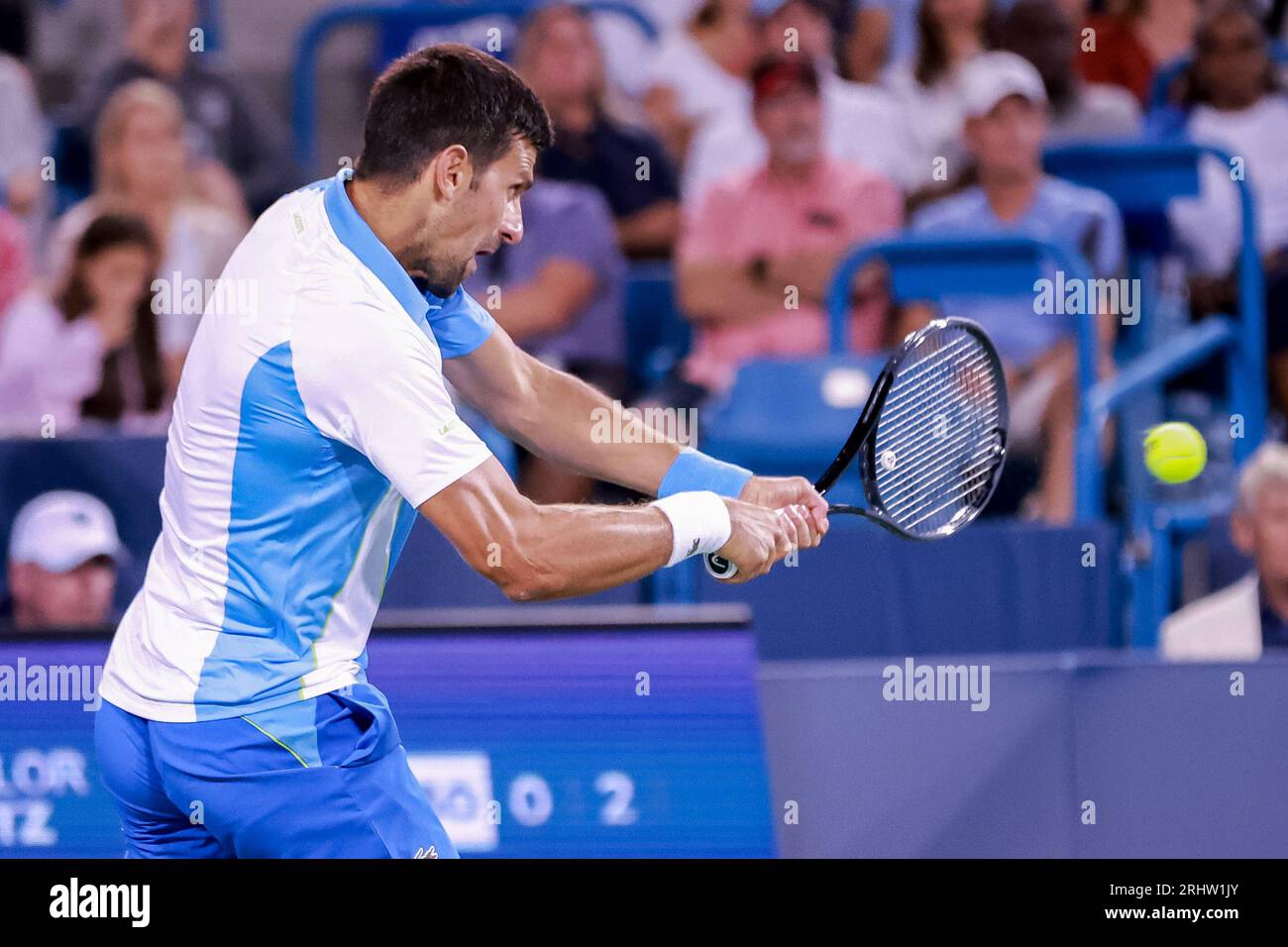 Mason, Ohio, USA. August 2023. Novak Djokovic (SRB) trifft bei der Freitagsrunde der Western and Southern Open im Lindner Family Tennis Center, Mason, Oh, eine Zweihand-Rückhand. (Bild: © Scott Stuart/ZUMA Press Wire) NUR REDAKTIONELLE VERWENDUNG! Nicht für kommerzielle ZWECKE! Quelle: ZUMA Press, Inc./Alamy Live News Stockfoto