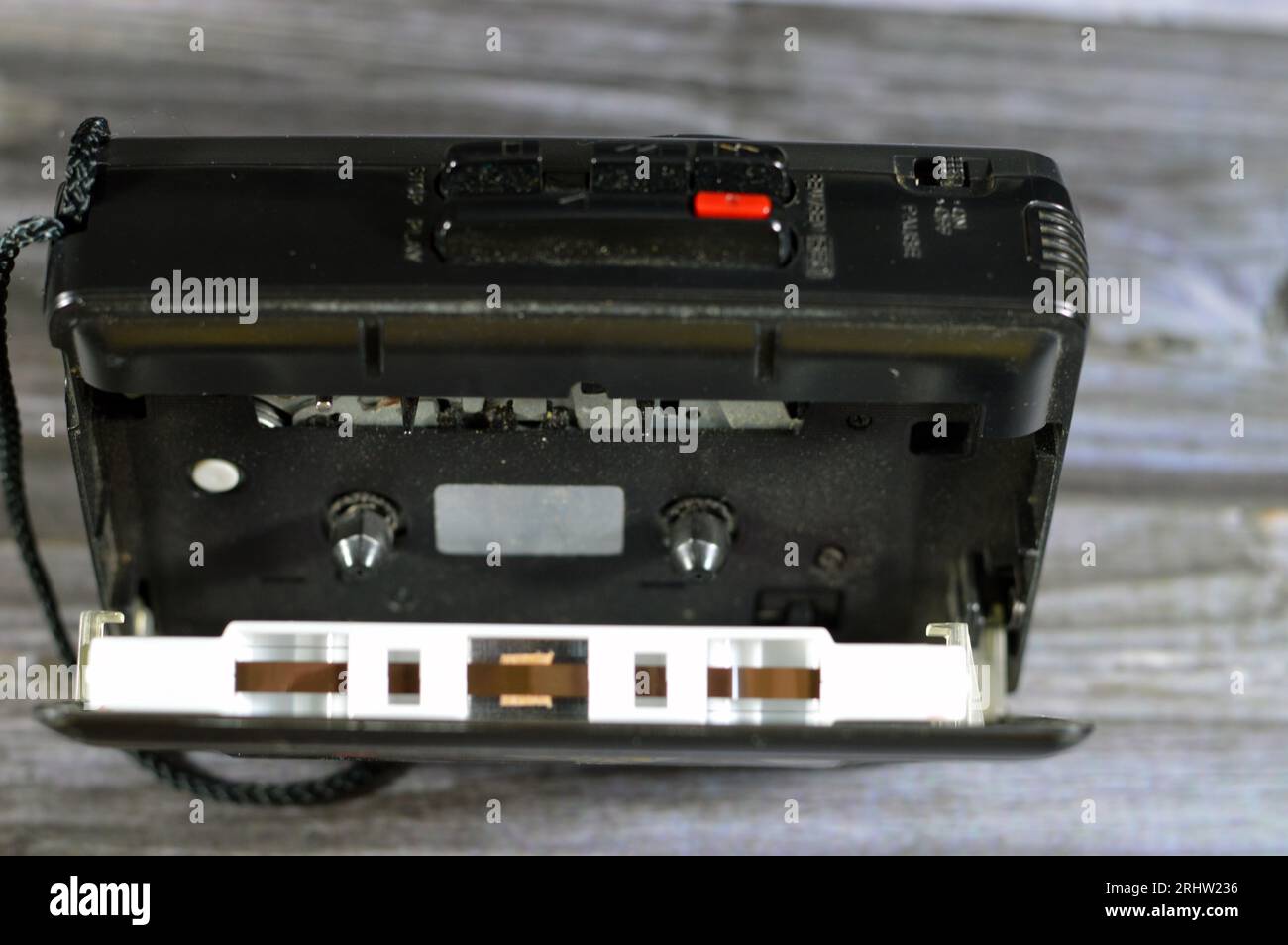 Recorder mit schneller Wiedergabe, Auto-Stop-Mini-Kassettenspieler und -Recorder, tragbarer Audioplayer, altmodisches Retro-Audioband-Gerät, alte Technologie Stockfoto