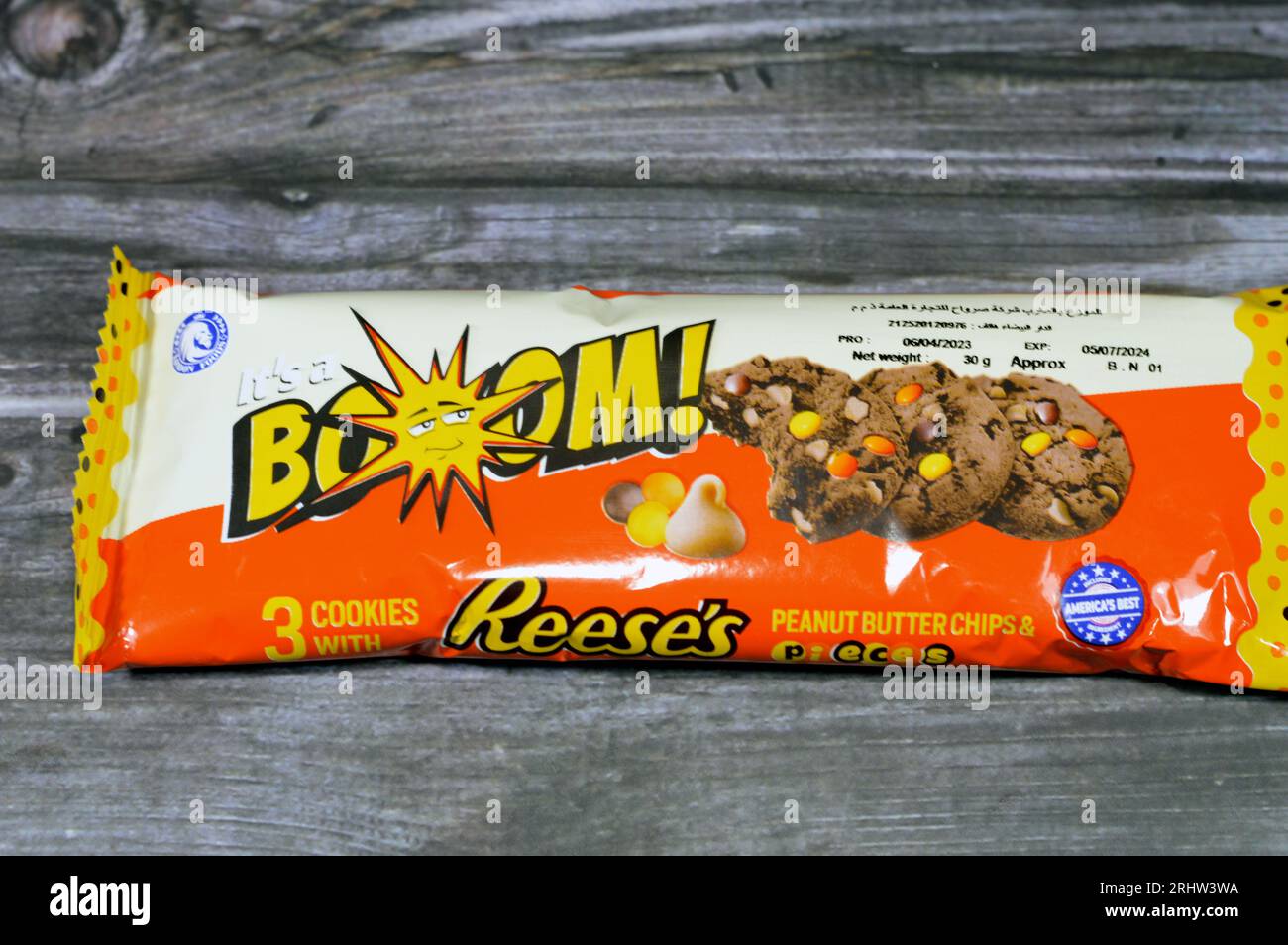 Kairo, Ägypten, 4. August 2023: Reese’s Pieces, Erdnussbutter Cookies sind mit Erdnussbutter, Erdnussbutter Chips und Reese’s Pieces Candy, Delikatesse gefüllt Stockfoto