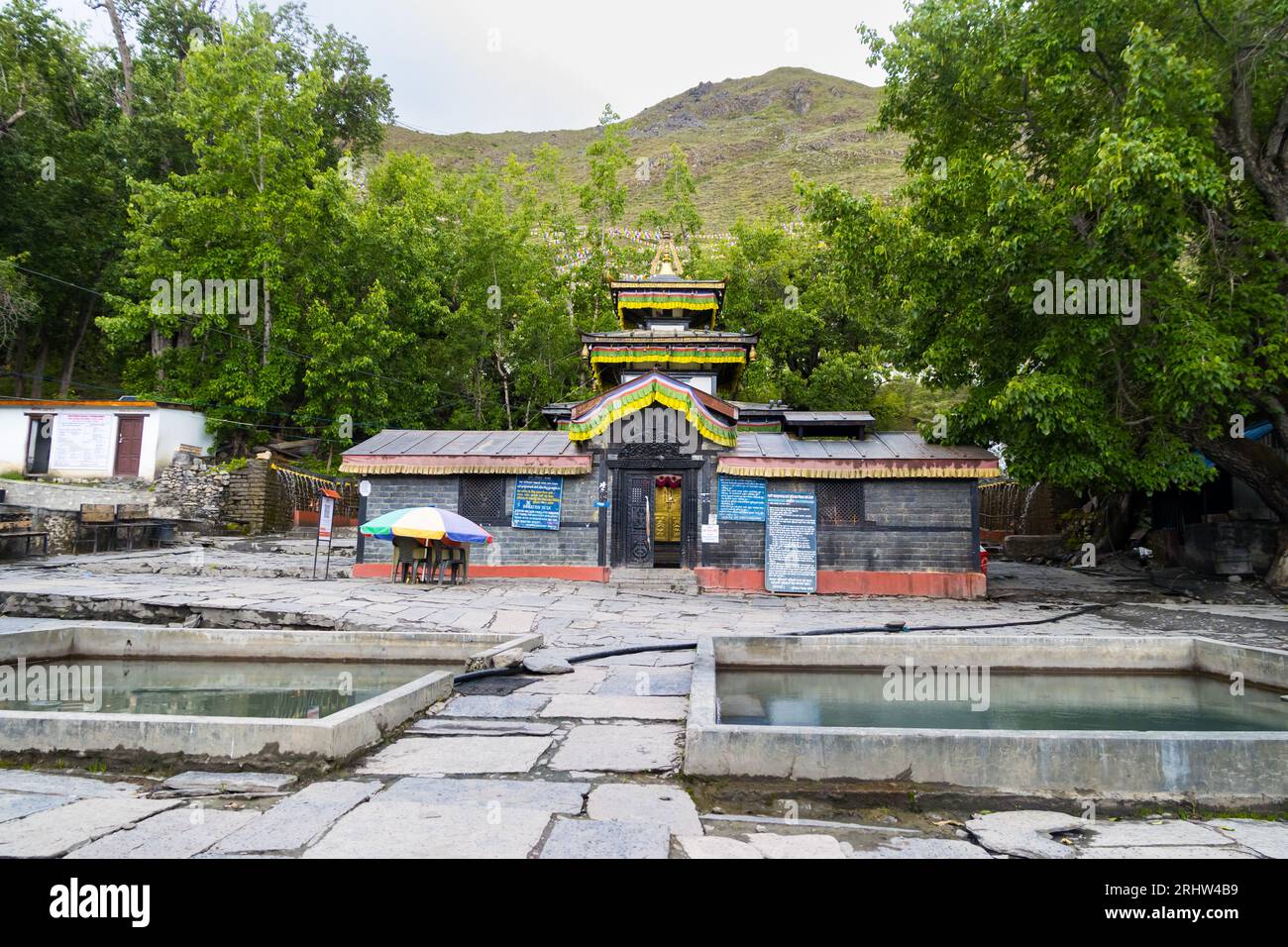 Der berühmte Heilige Tempel von Muktinath im oberen Mustang von Nepal während des Monsuns mit grünen Bergen im Hintergrund Stockfoto