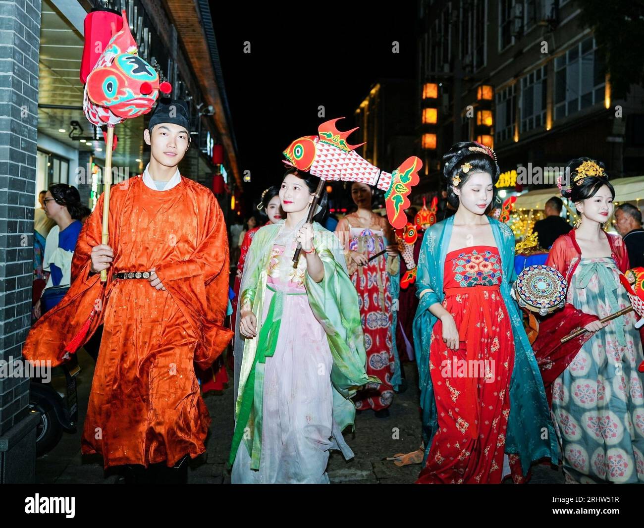 Hangzhou, chinesische Provinz Zhejiang. August 2023. Touristen, die in traditionelle chinesische Kleidung gekleidet sind, besuchen eine Straße während eines Kulturfestivals in Changhua, Stadt Hangzhou, ostchinesische Provinz Zhejiang, 18. August 2023. Das Kulturfestival, das am Freitag in der Stadt Changhua begann, zielte darauf ab, die nächtliche Wirtschaft zu stärken, indem die Kultur der Tang (618-907) und Song (960-1279) Dynastien vorgestellt und lokale Snacks und landschaftlich reizvolle Orte gefördert wurden. Quelle: Xu Yu/Xinhua/Alamy Live News Stockfoto