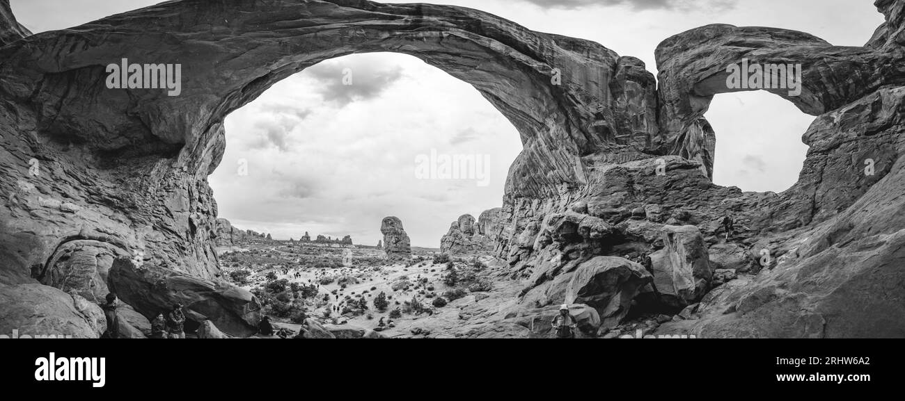 Schwarz-weiße Aufnahme eines Doppelbogens im Arches Nationalpark in utah, usa Stockfoto