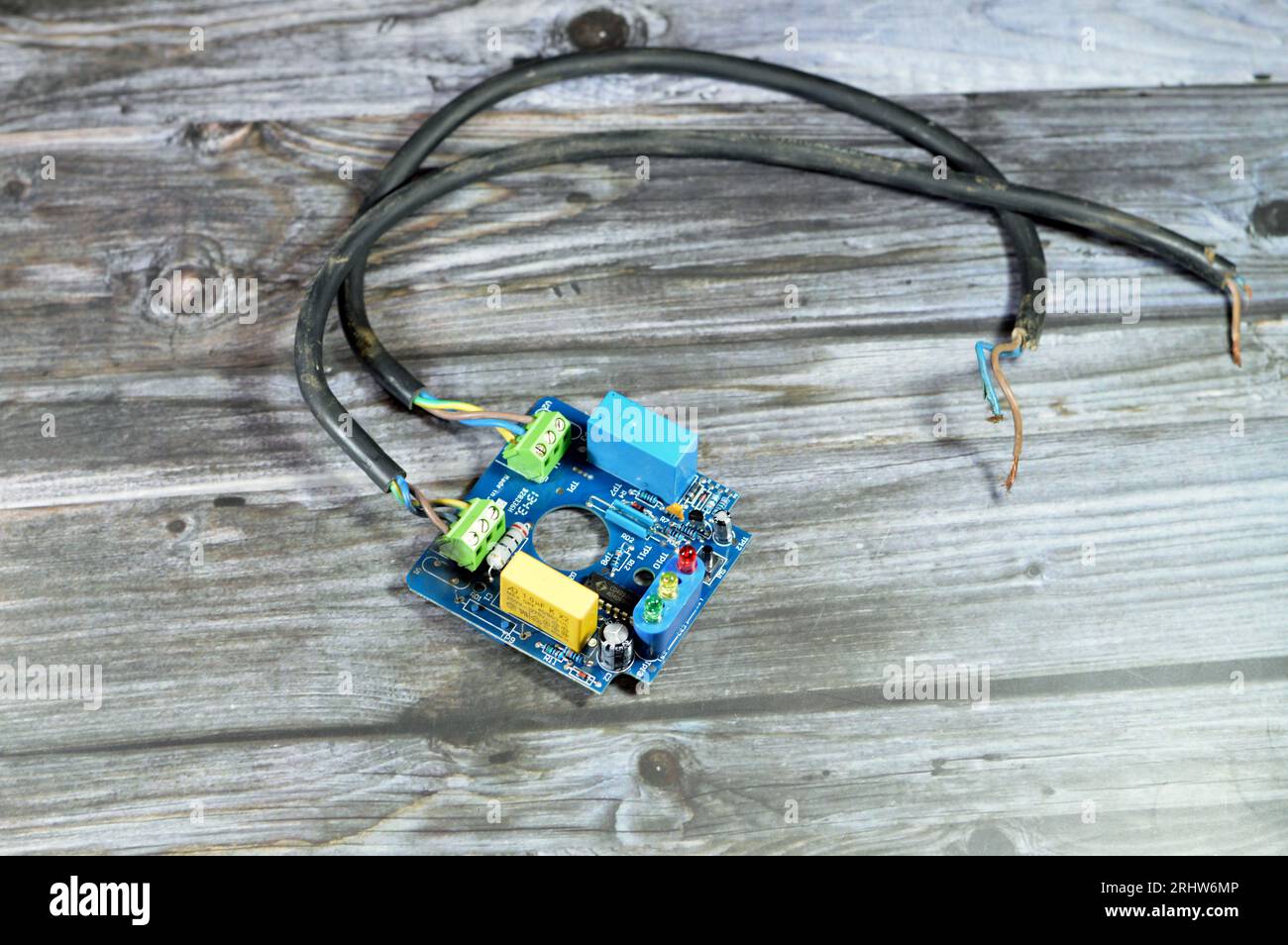 Kairo, Ägypten, Juli 26 2023: Burnt Water Pump Automatic Pressure Control Electronic Switch Board, Electronic Board, das aufgrund von Elektromotoren verbrannt wurde Stockfoto