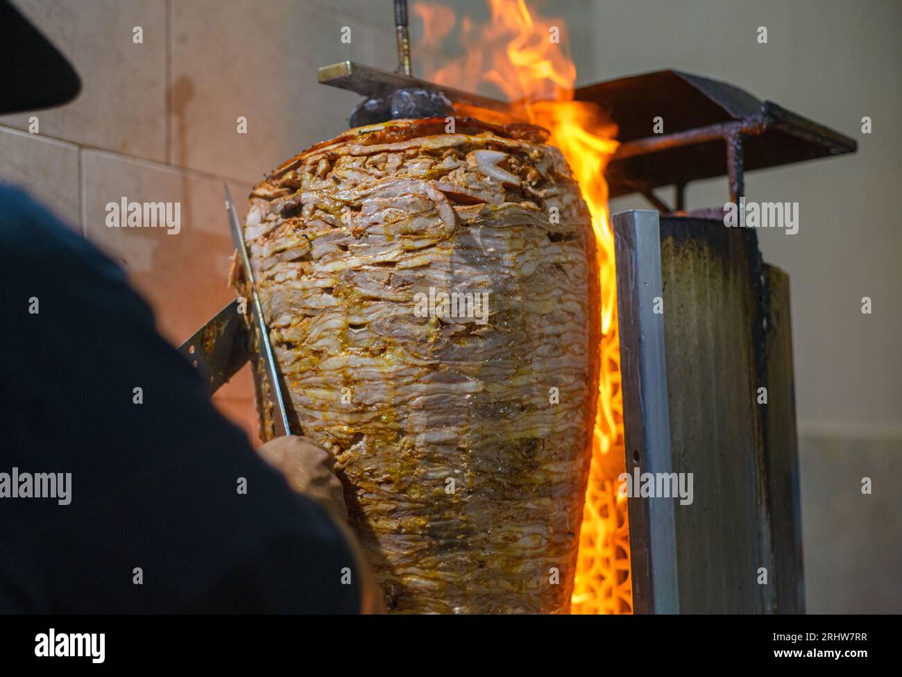 Fleischtrompo für Tacos al Pastor. Mexikanisches Street Food. Mariniertes Fleisch als Pastor. Stockfoto