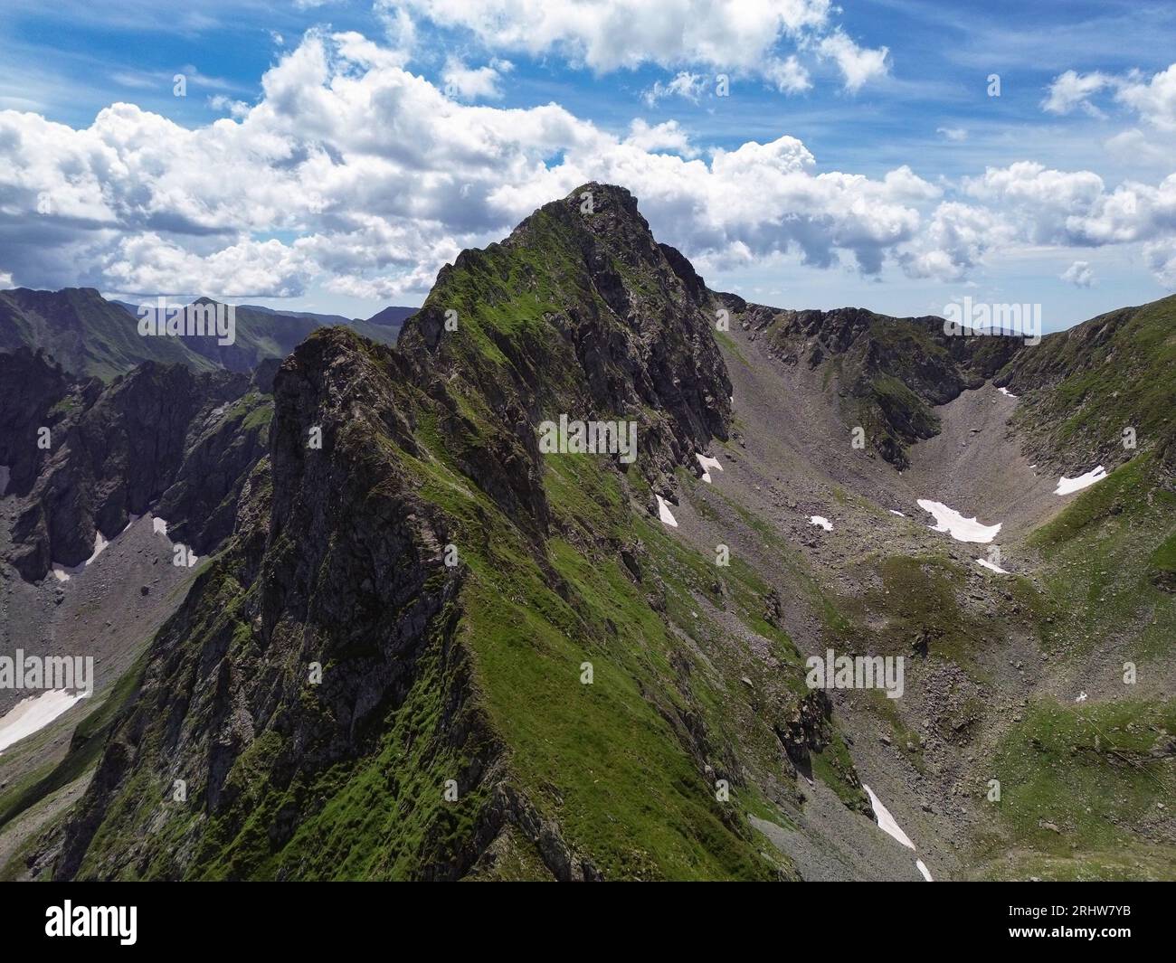 Blick auf Vânătarea lui Buteanu, den achthöchsten Berg Rumäniens, unweit des Transfagaras-Gebirgspasses. Stockfoto