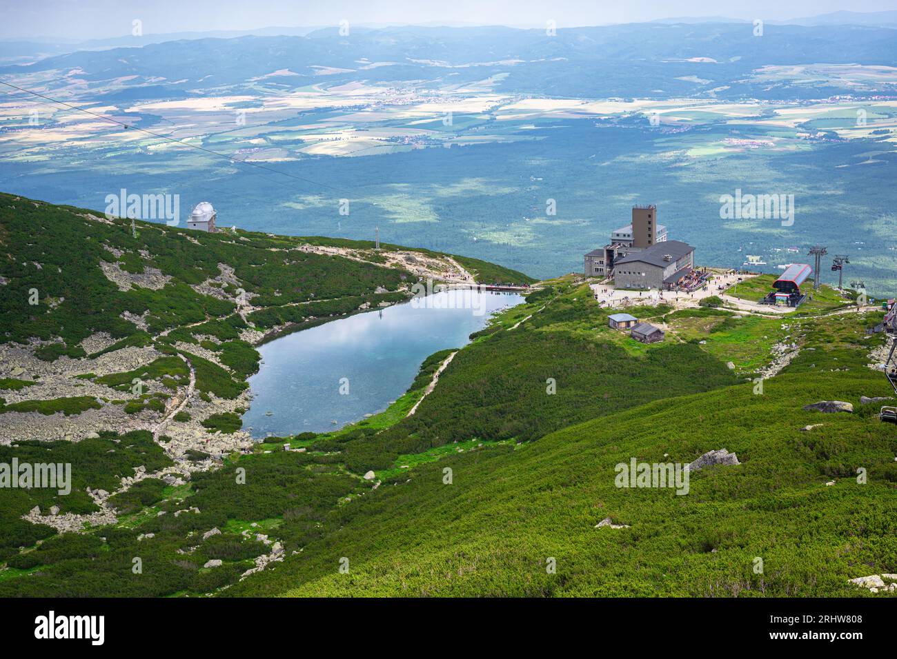 Blick von oben auf die touristische Anlage und den See „Skalnatá dolina“ in der Hohen Tatra in der Slowakei Stockfoto