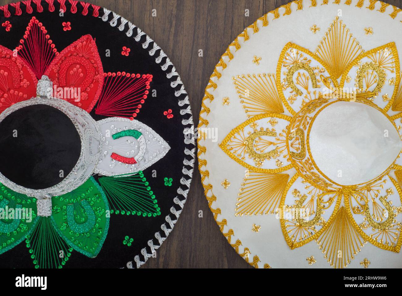 Mexikanische charro-Hüte auf Holztisch. Mariachi-Hüte. Typisch mexikanische Sombreros. Stockfoto