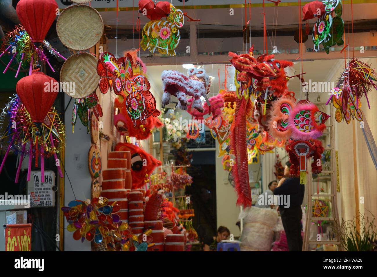 Auf dem Herbstfest kommen vietnamesische und ausländische Touristen in die Hang Ma Street, um die Veranstaltung zu genießen. Trung do, phố Hàng MÃ. 中秋节 Stockfoto