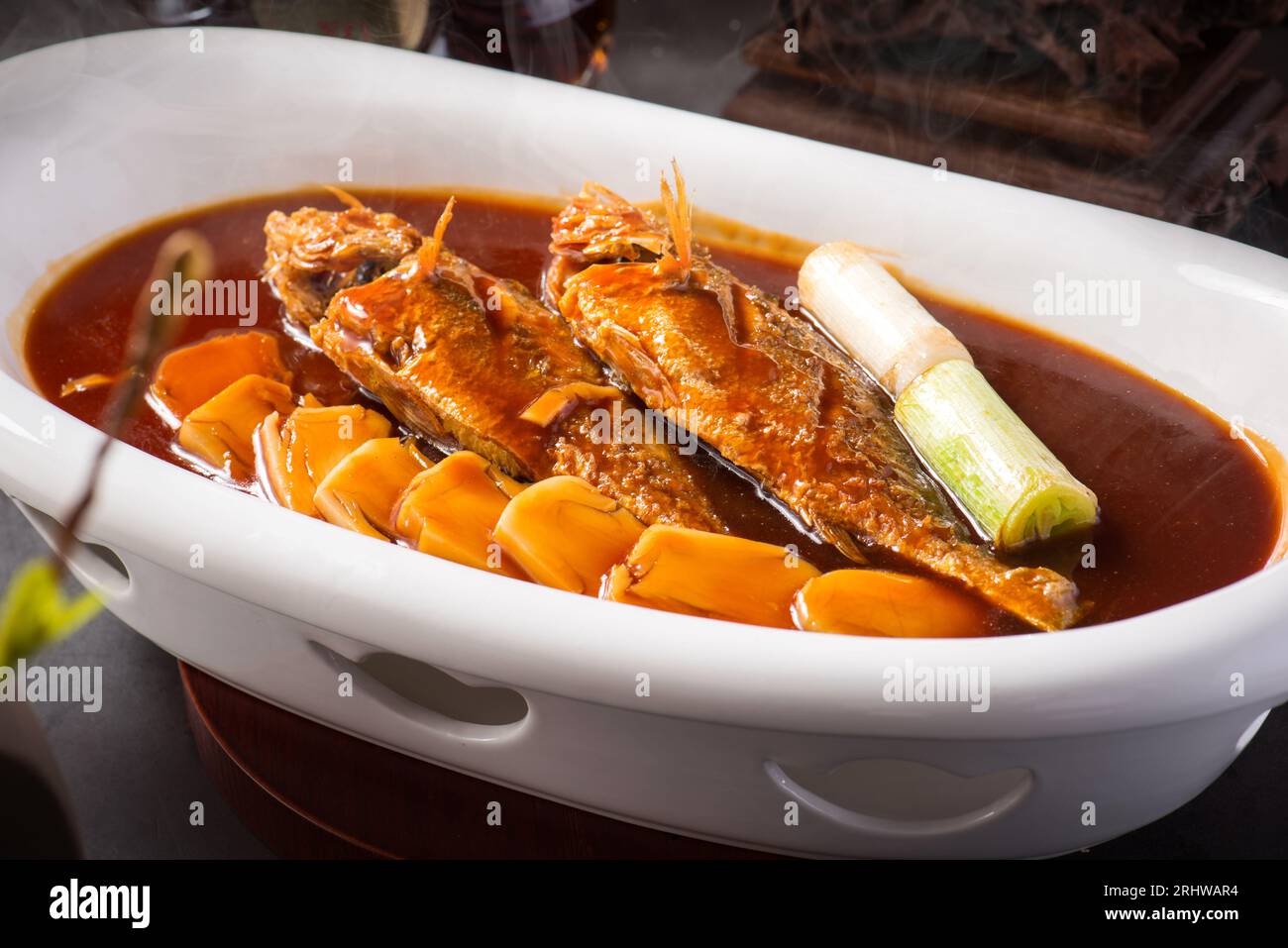 Chinesische Küche Geschmorter gelber Crocker Fisch mit klebrigem Reis Kuchen Stockfoto