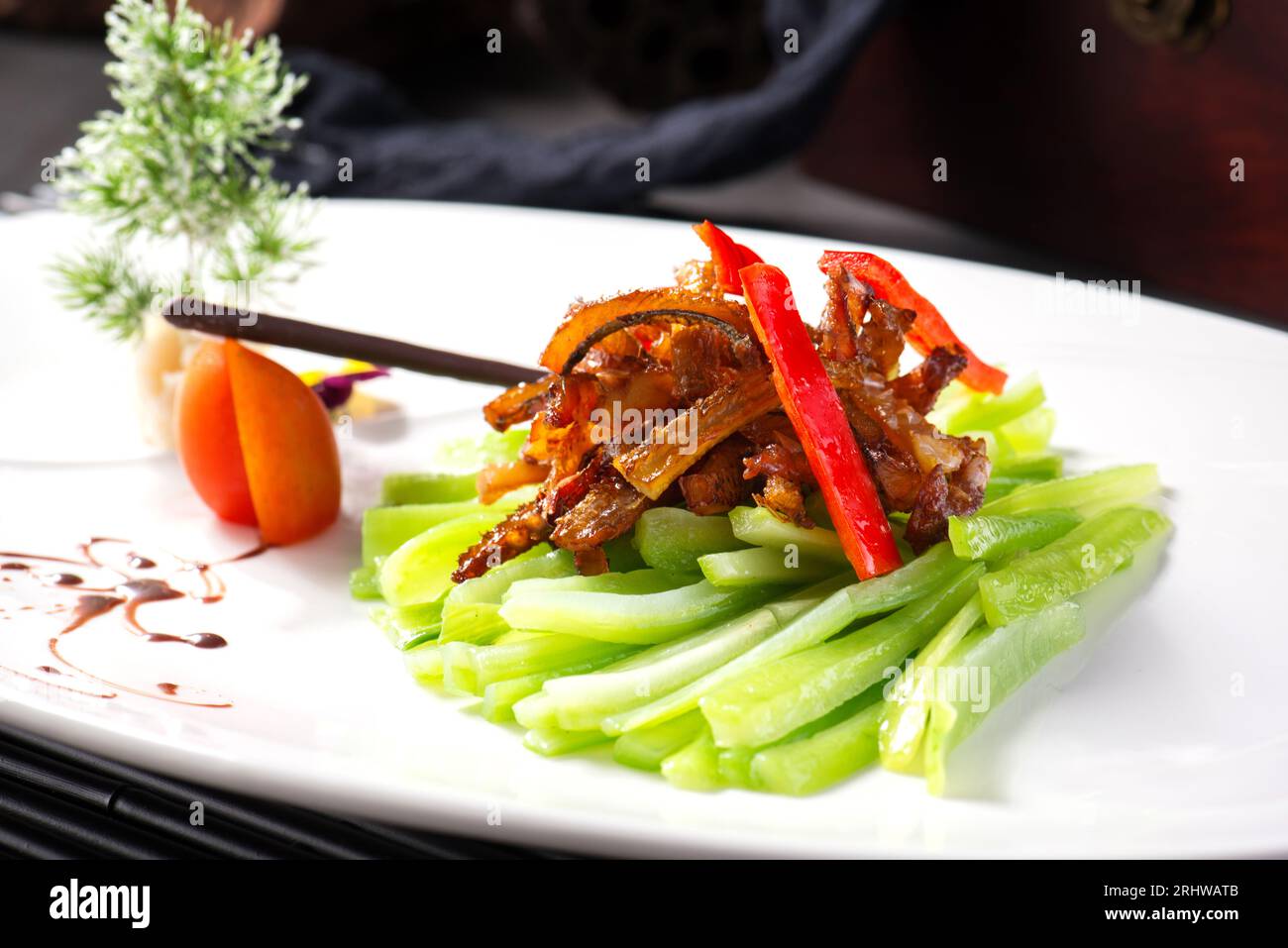 Gekochter chinesischer Brokkoli mit trockenen Sajoris Stockfoto