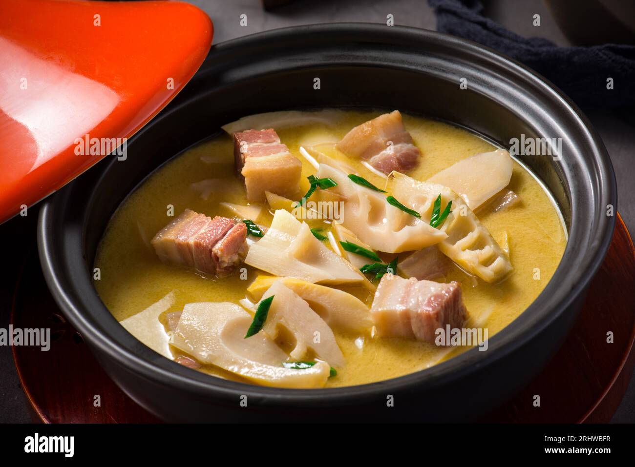 Bambus Shoot Soup mit frischem und eingelegtem Streaky Pork, Yanduxian ist eine Jiangnan Küche aus einem Duo aus ausgehärtetem Schweinefleisch und frischem Schweinefleisch mit frischem Winter Stockfoto