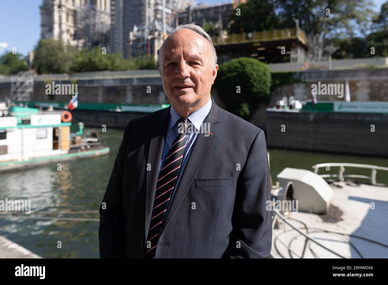 Jean-Louis Georgelin, ehemaliger Stabschef der Armeen, Der Geschäftsführer der öffentlichen Einrichtung, die für die Erhaltung und Restaurierung der Kathedrale Notre-Dame de Paris zuständig ist, stellt sich neben Notre Dame wie ein Boot auf der seine dar, das die Holzfäden transportiert, die während der Restaurierung der Kathedrale nach einem Großbrand vor 4 Jahren an die Kathedrale geliefert werden sollen. In Paris am 11. Juli 2023. Notre-Dame de Paris, das 2019 teilweise durch einen Brand zerstört wurde, soll Ende 2024 mit brandneuen liturgischen Möbeln in dunkelbrauner Bronze sowie 1.500 offenen Designstühlen in massiver Eiche wieder eröffnet werden. Acht oa Stockfoto