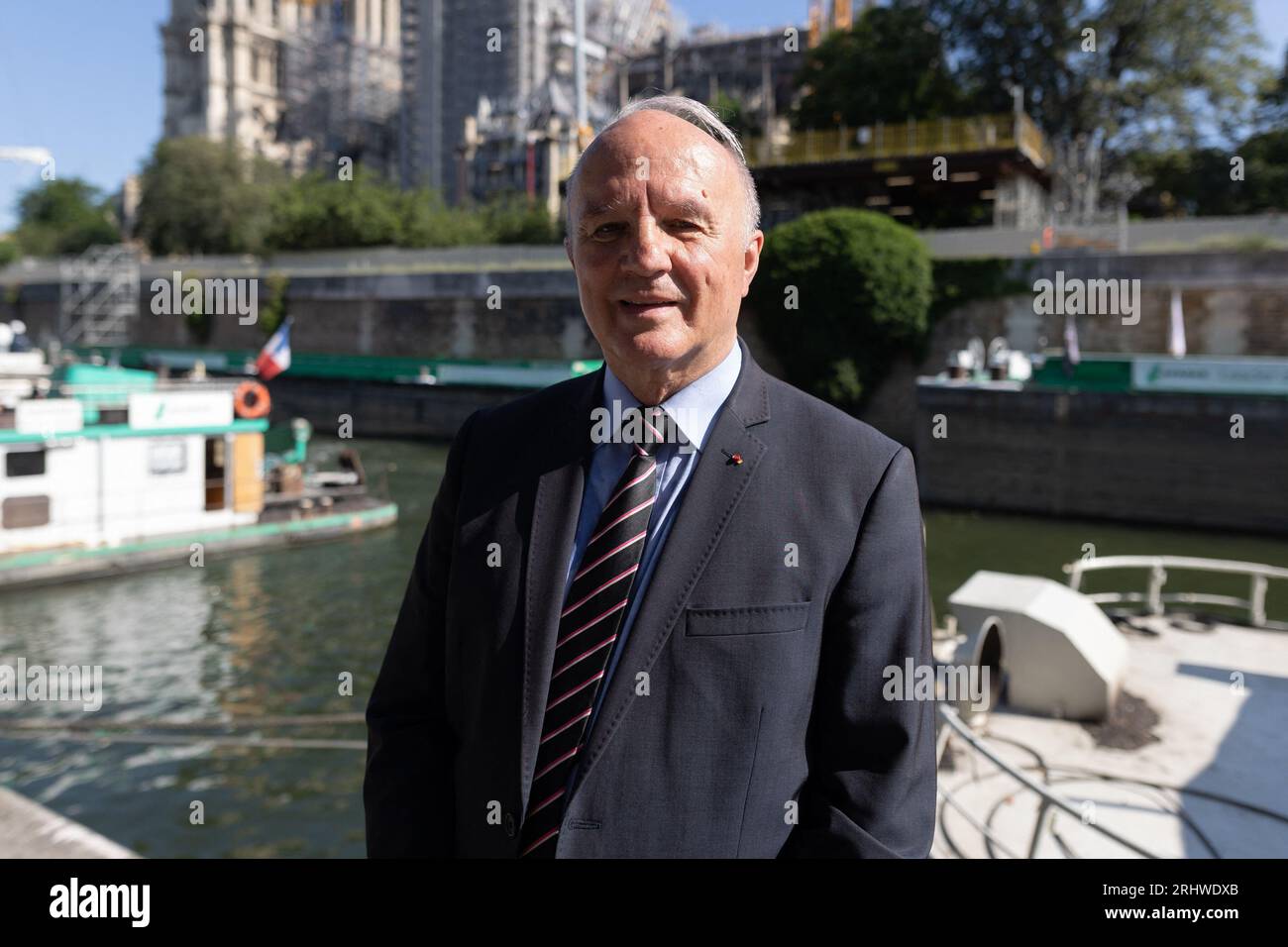Jean-Louis Georgelin, ehemaliger Stabschef der Armeen, Der Geschäftsführer der öffentlichen Einrichtung, die für die Erhaltung und Restaurierung der Kathedrale Notre-Dame de Paris zuständig ist, stellt sich neben Notre Dame wie ein Boot auf der seine dar, das die Holzfäden transportiert, die während der Restaurierung der Kathedrale nach einem Großbrand vor 4 Jahren an die Kathedrale geliefert werden sollen. In Paris am 11. Juli 2023. Notre-Dame de Paris, das 2019 teilweise durch einen Brand zerstört wurde, soll Ende 2024 mit brandneuen liturgischen Möbeln in dunkelbrauner Bronze sowie 1.500 offenen Designstühlen in massiver Eiche wieder eröffnet werden. Acht oa Stockfoto