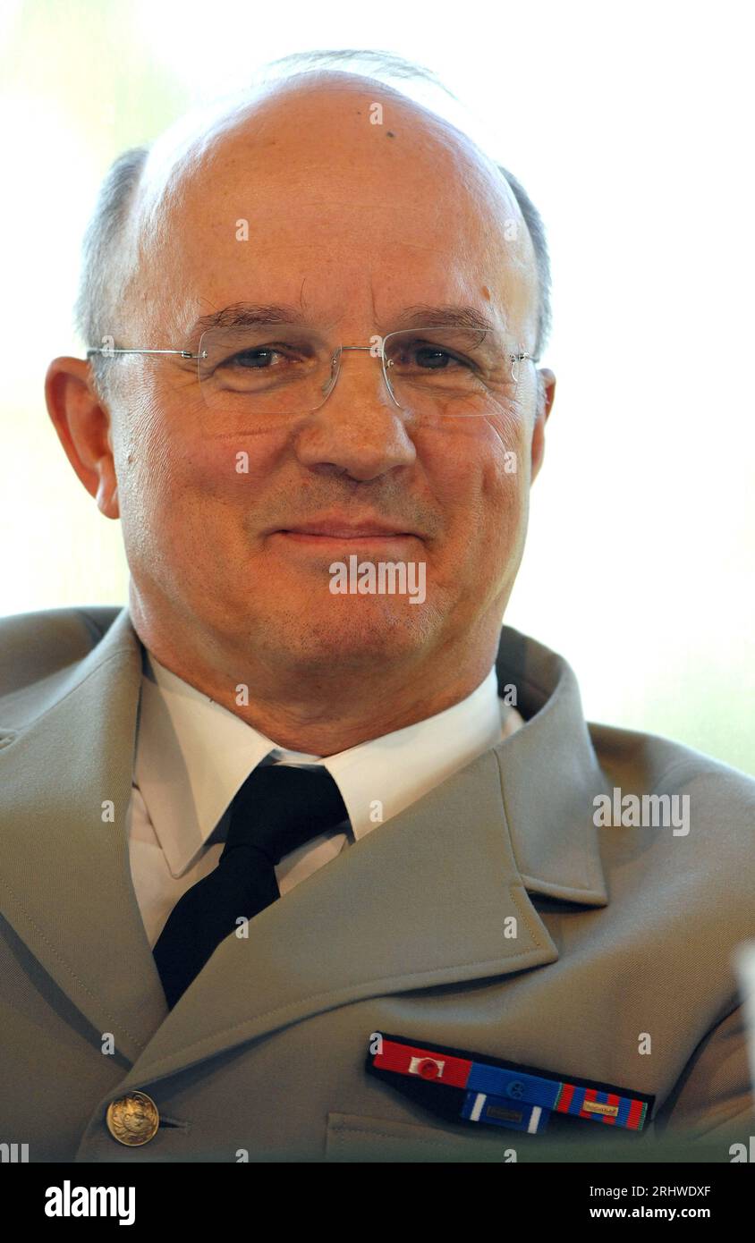 Jouy En Josas, Frankreich. 30. August 2007. Generalstabschef der französischen Armee, Jean Louis Georgelin, nimmt am 29. August 2007 an der Plenarsitzung der Sommeruniversität MEDEF auf dem Campus der HEC Business School in Jouy-en-Josas bei Paris Teil. Foto: Christophe Guibbaud/ABACAPRESS.COM Abaca Press/Alamy Live News Stockfoto