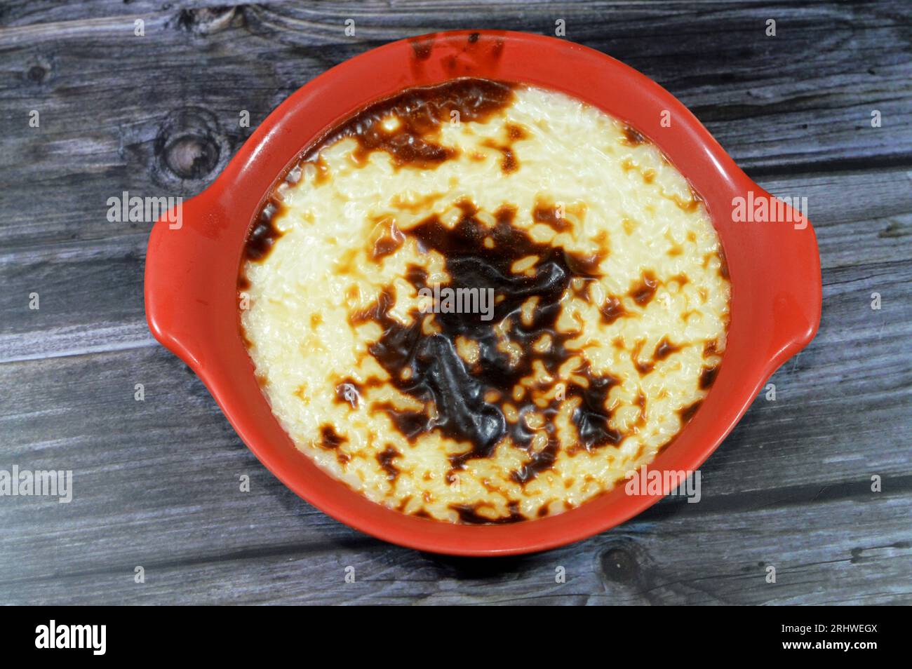 Reispudding Porzellanplatte im Ofen gebacken, Reis, Maismehl, Zucker, Wasser oder Milch und andere Zutaten wie Zimt, Vanille, genannt Riz au Stockfoto