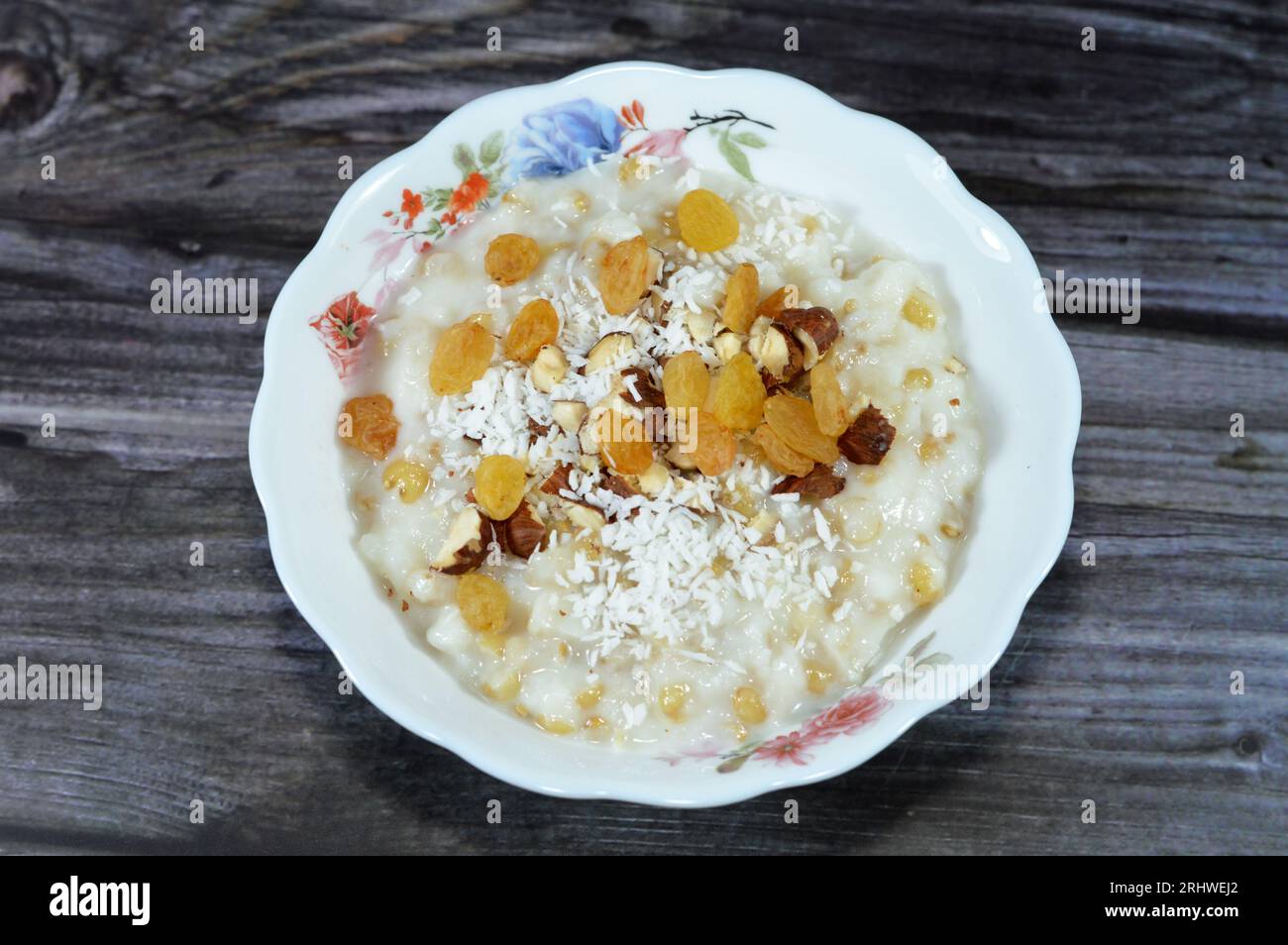 Ashure, Ashura oder Noah's Pudding, ein Haferbrei wie ein Dessert, ein süßer Pudding östlichen mediterranen Ursprungs aus Weizenkörnern, Milch, getrockneten Früchten Ra Stockfoto