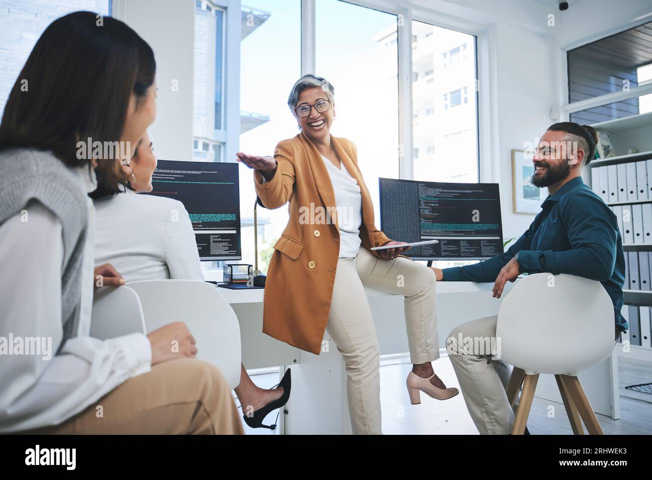 Schulung, Mentor und Programmierer mit Geschäftsleuten im Büro für Codierung, Entwickler oder Informationstechnologie. Besprechung, Codeüberprüfung und Feedback mit Stockfoto