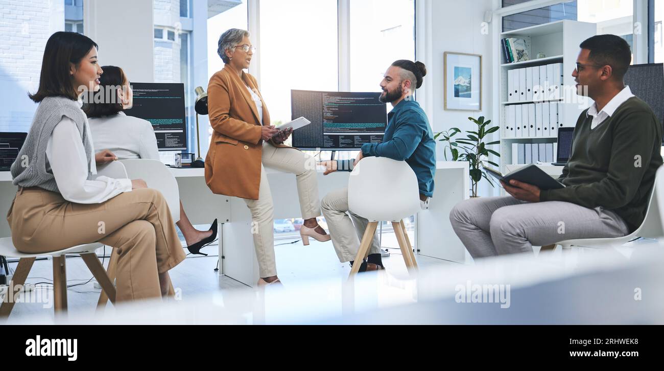 Software, Mentor und Programmierer mit Geschäftsleuten im Büro für Codierung, Entwickler oder Informationstechnologie. Besprechung, Codeüberprüfung und Feedback mit Stockfoto