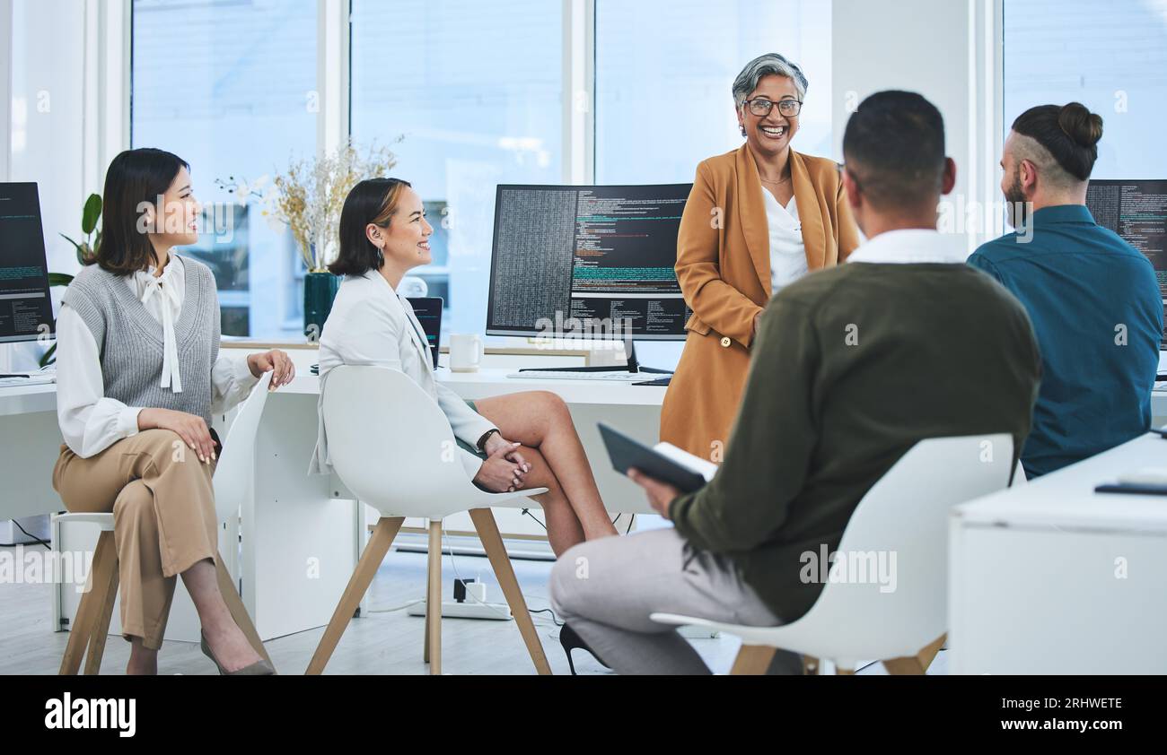 Teamarbeit, Planung und Programmierung mit Geschäftsleuten im Büro für Programmierung, Entwickler oder Informationstechnologie. Besprechung, Codeüberprüfung und Feedback Stockfoto
