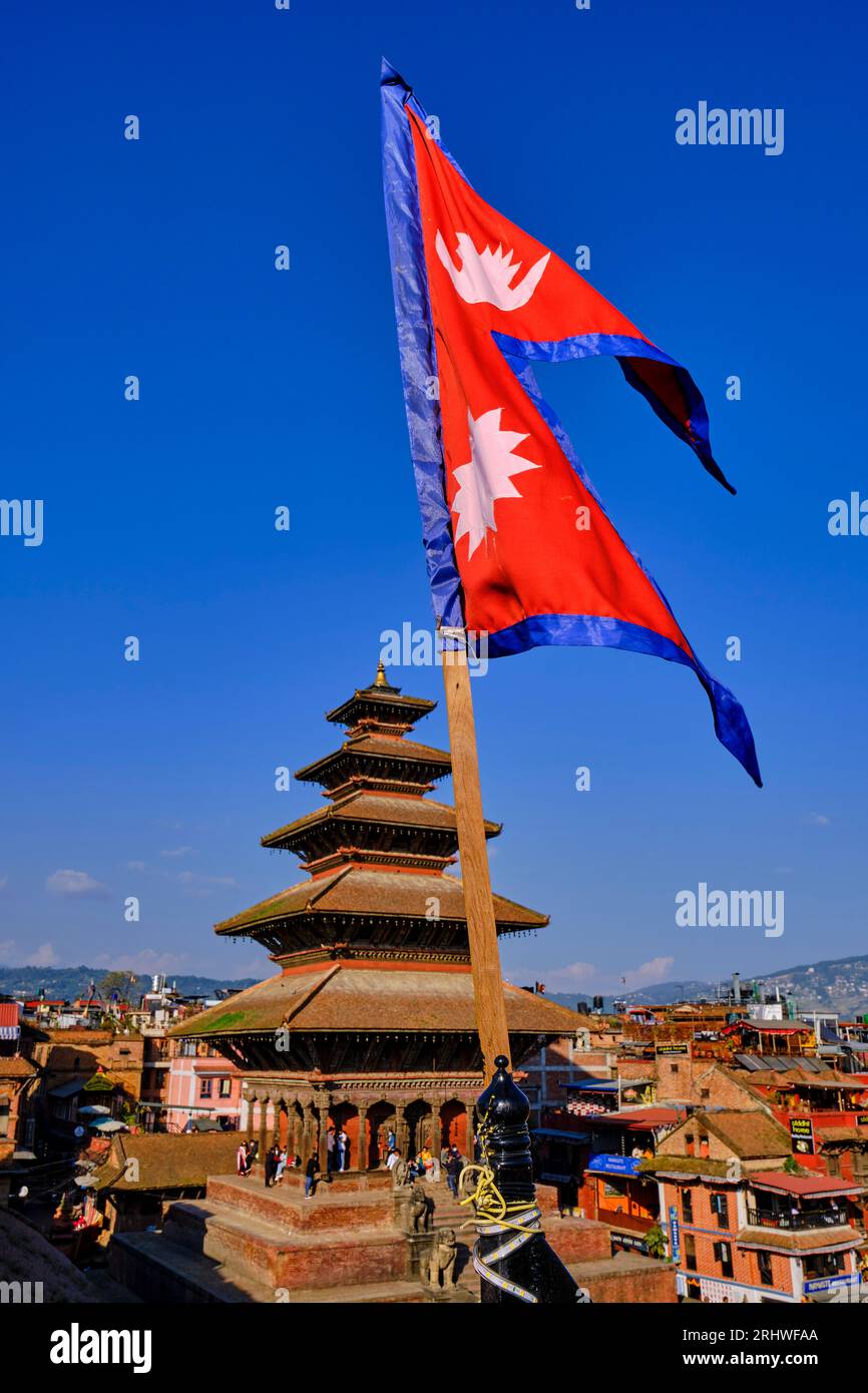 Nepal, Kathmandu-Tal, UNESCO-Weltkulturerbe, Stadt Bhaktapur, Platz Taumadhi Tole, Nyatapola-Tempel und Flagge Nepal0 Stockfoto